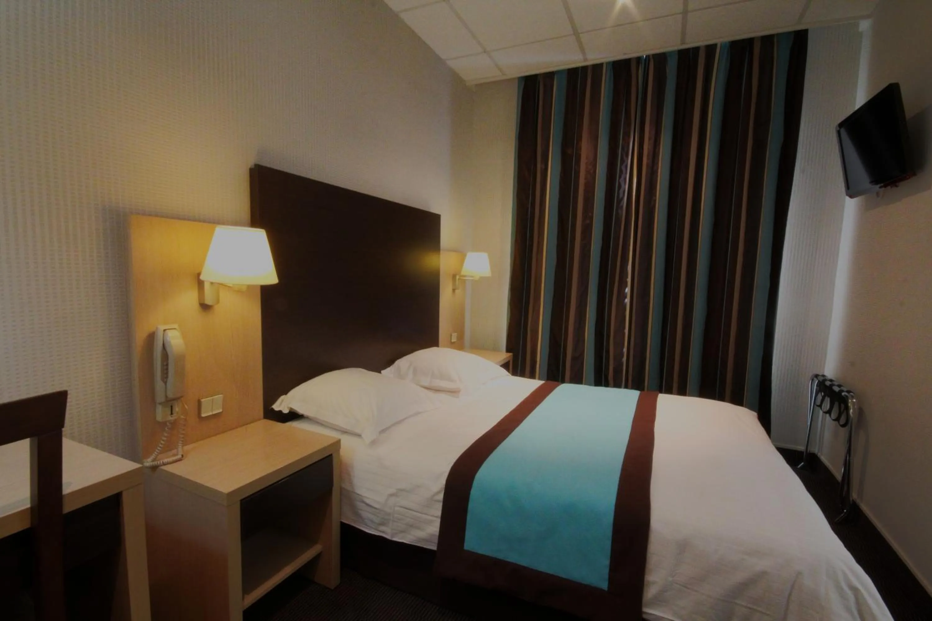 Bed in Hôtel Des Trois Gares