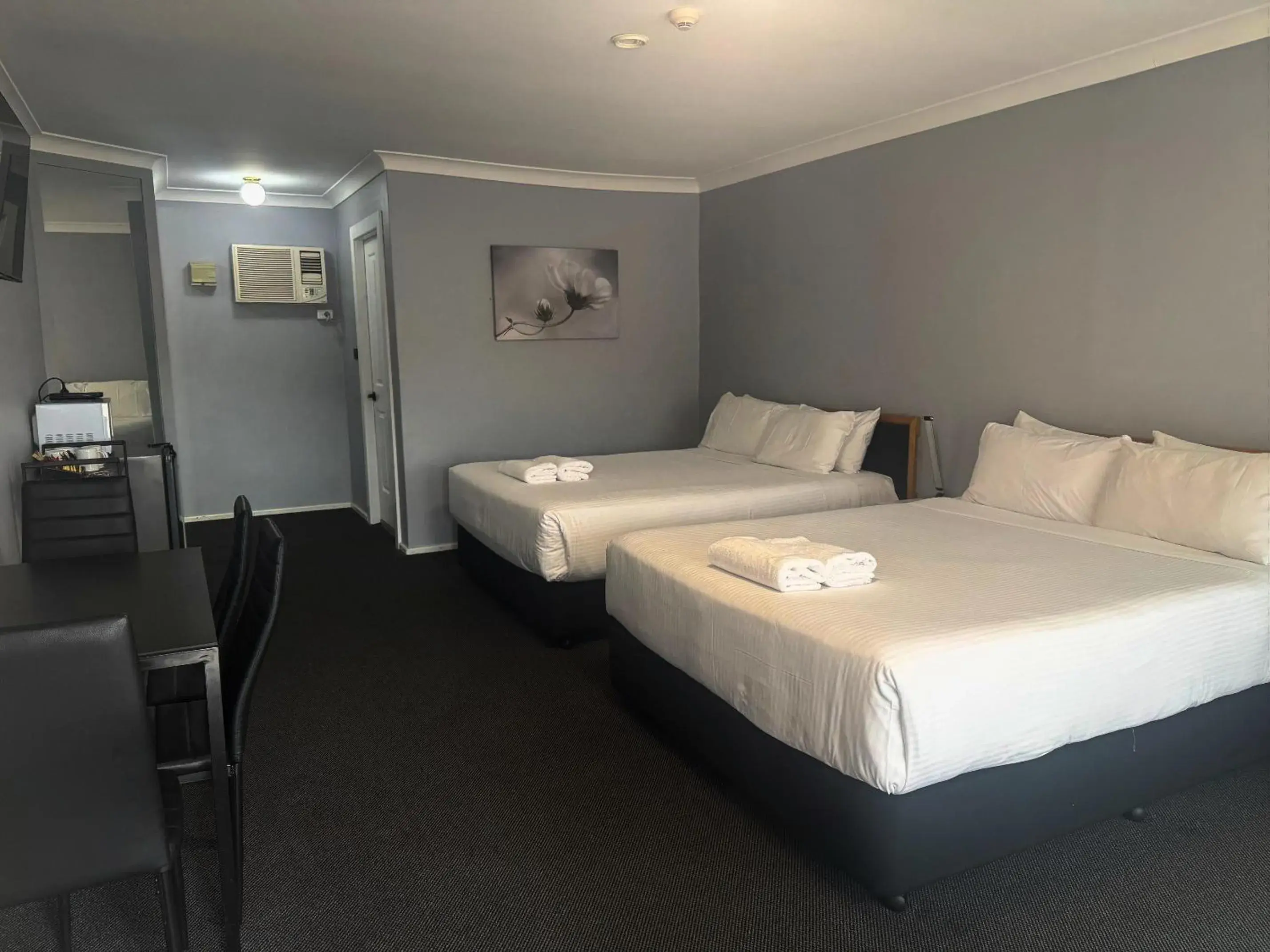 Deluxe Queen Room with Two Queen Beds in Old Maitland Inn - Rutherford Deluxe Queen Room with Two Queen Beds in Old Maitland Inn - Rutherford