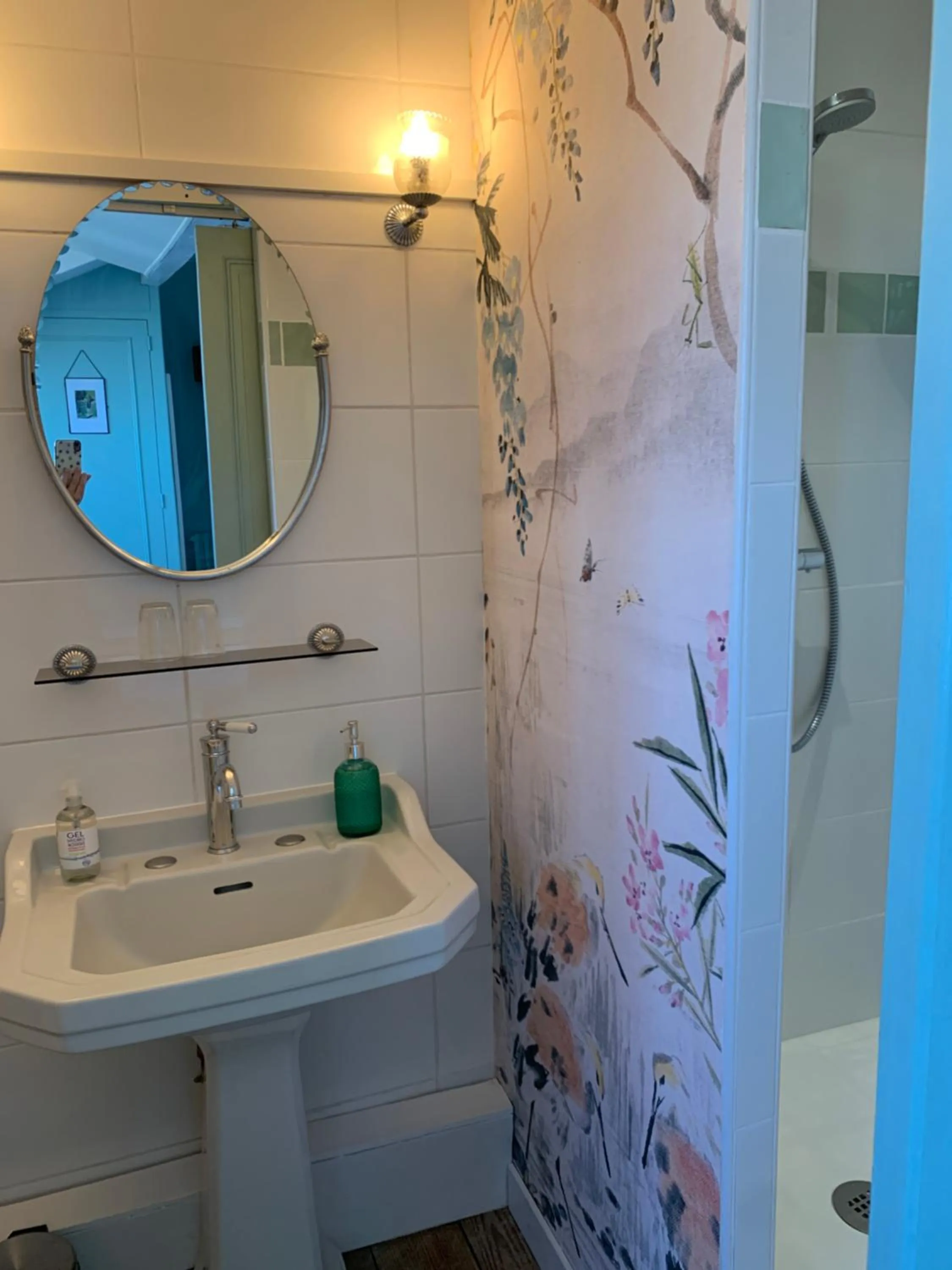 Shower in La Croix Blanche