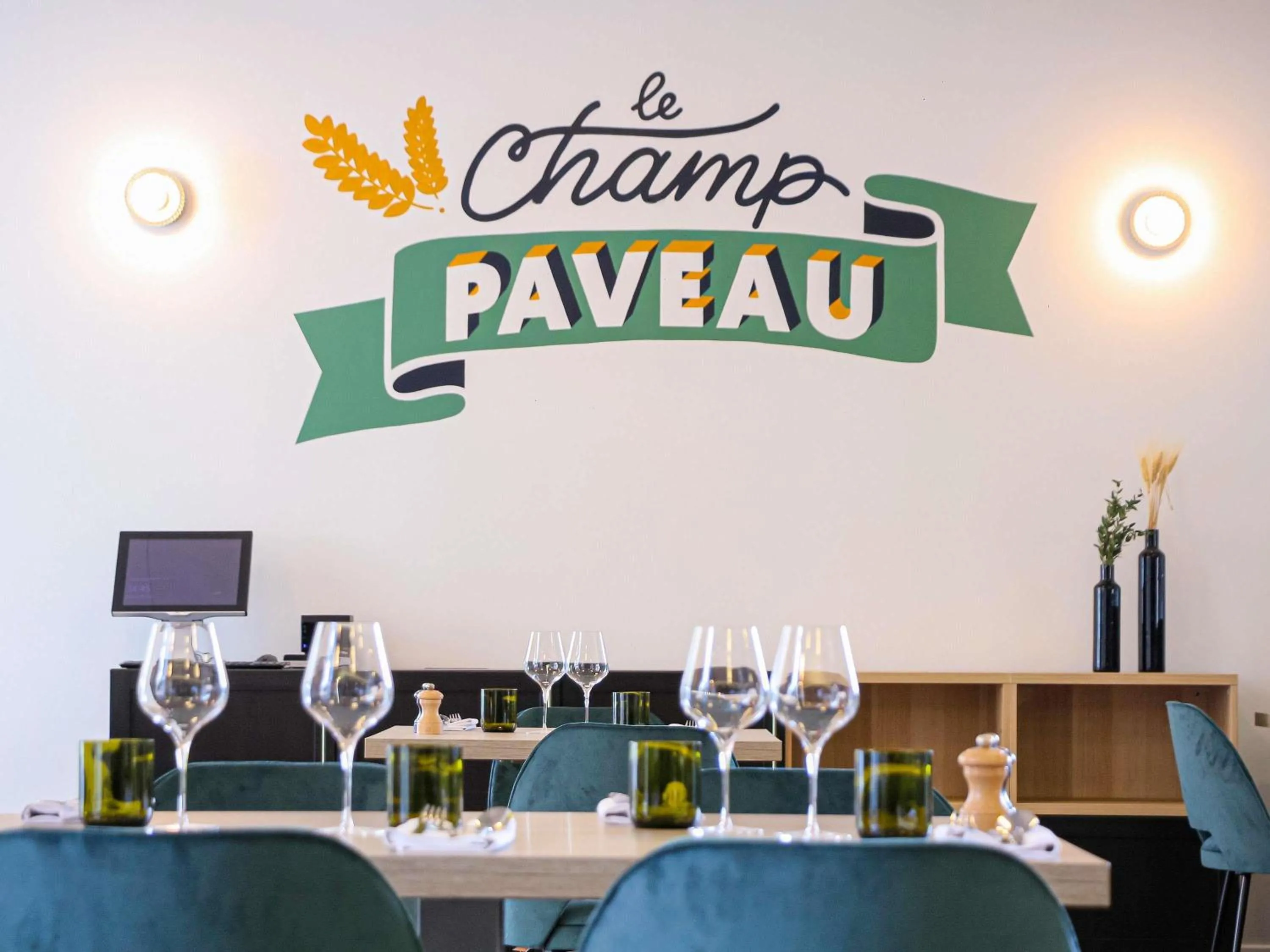 Restaurant/places to eat in Novotel Reims Tinqueux