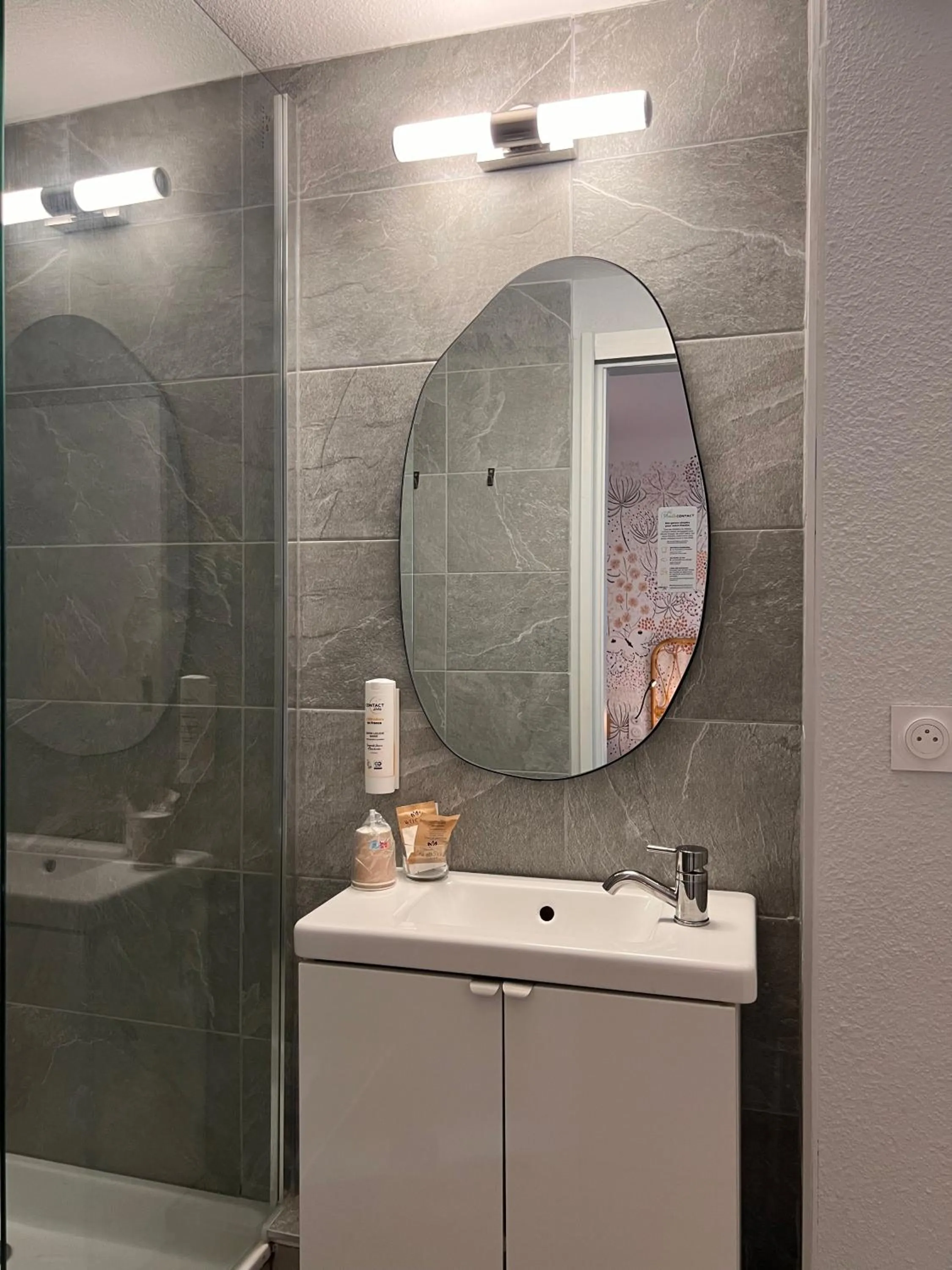 Bathroom in Hotel Arc-En-Ciel Colmar Contact Hotel