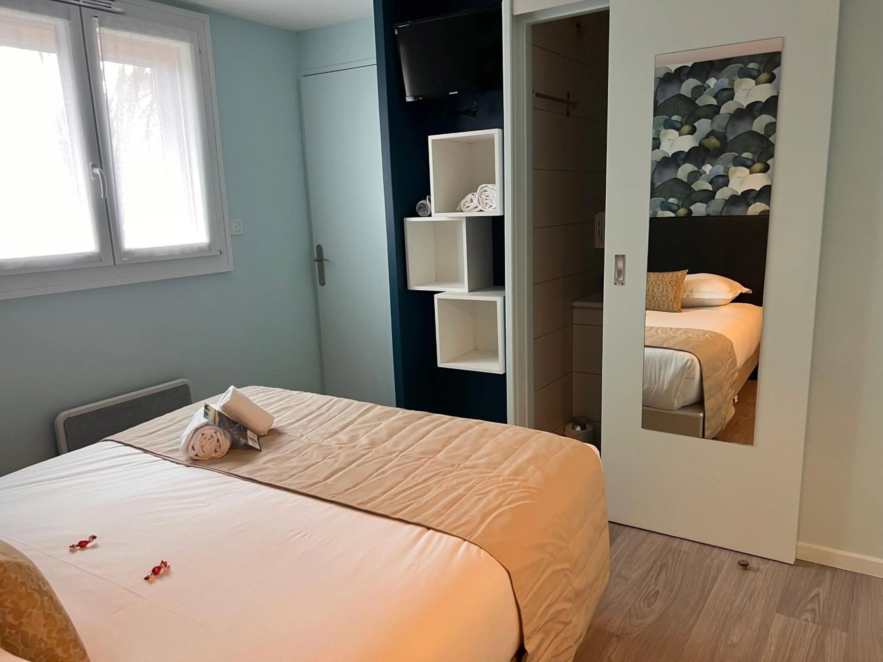 Bed in Hotel Arc-En-Ciel Colmar Contact Hotel