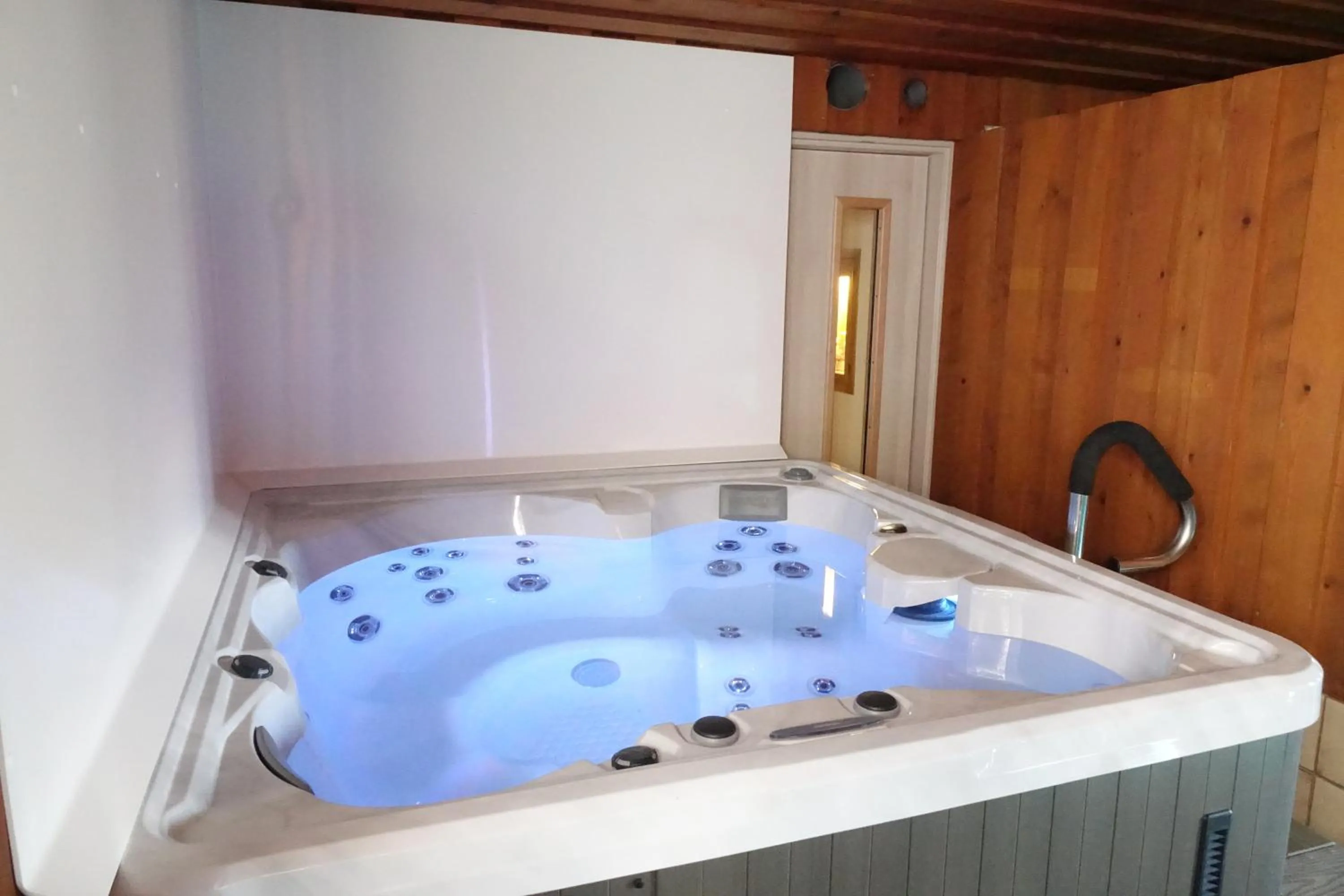 Hot Tub in Hotel-Spa & Restaurant Logis Domaine Langmatt