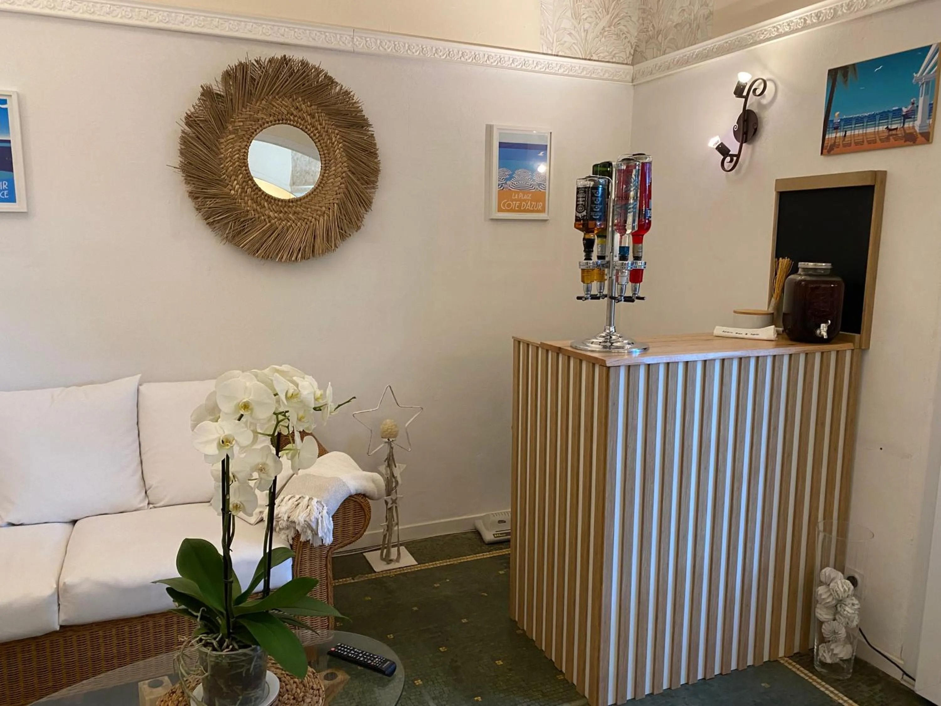 Lounge or bar in Logis Hôtel Villa Victorine