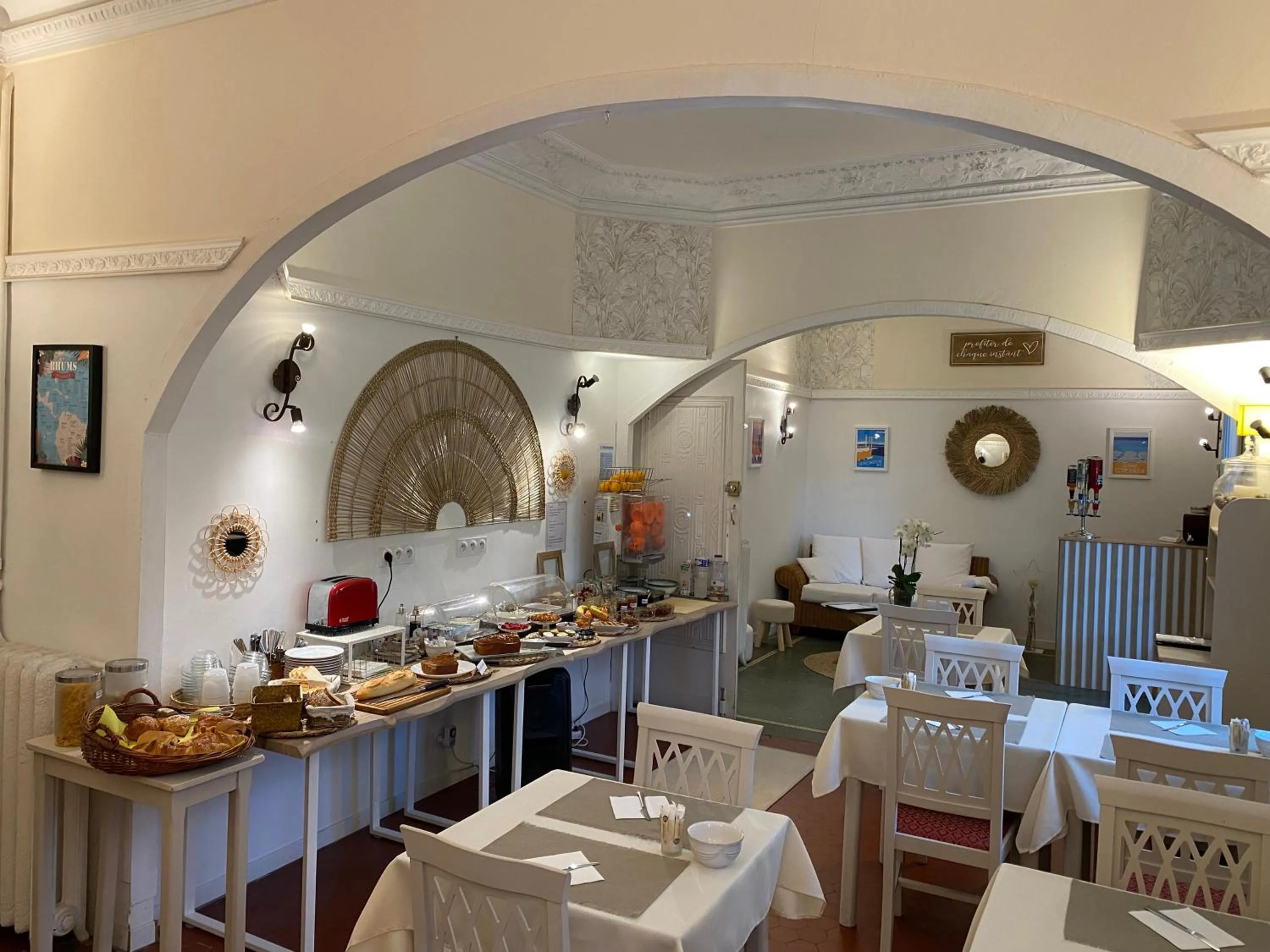 Breakfast in Logis Hôtel Villa Victorine