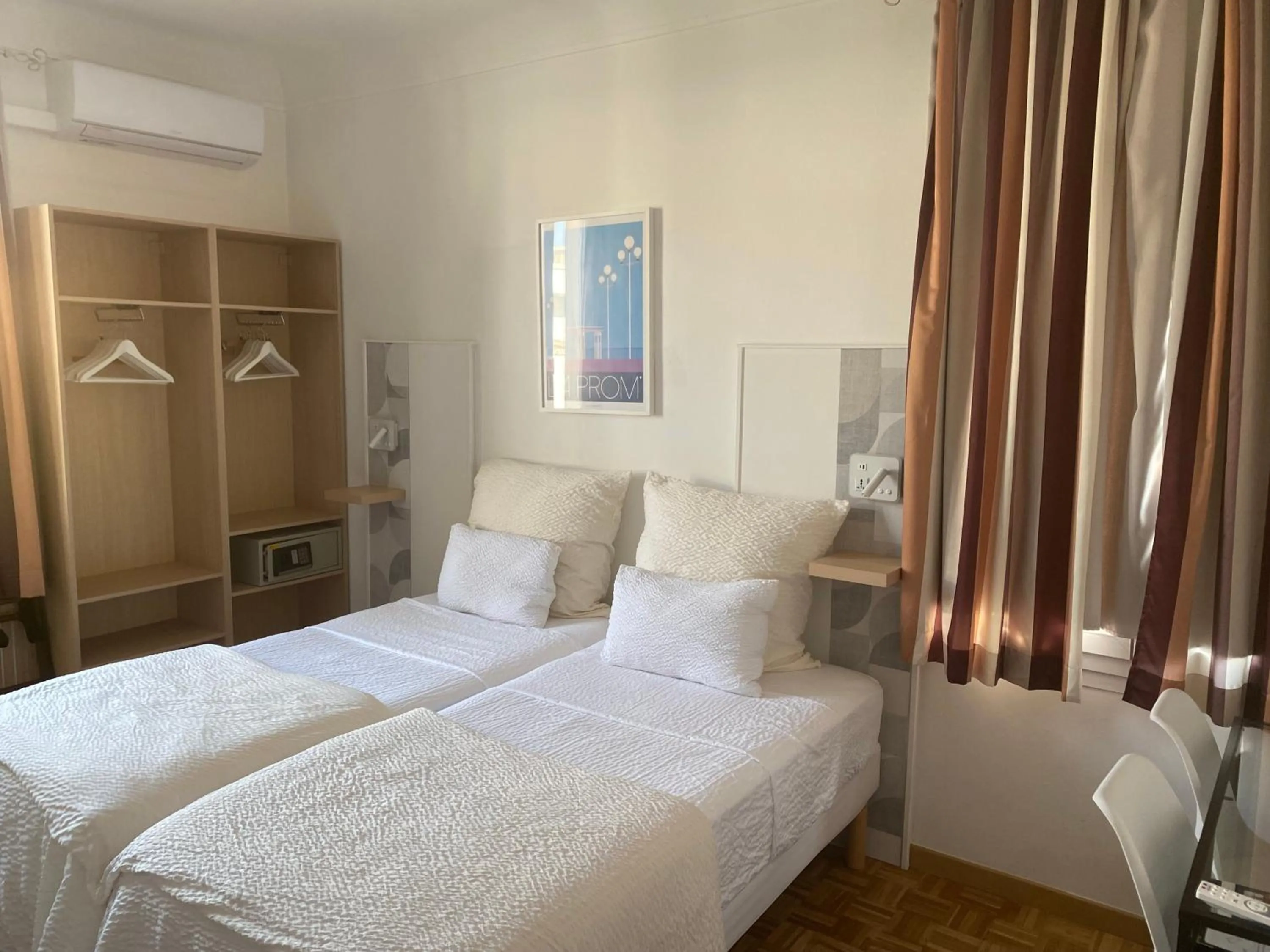 wardrobe, Bed in Logis Hôtel Villa Victorine