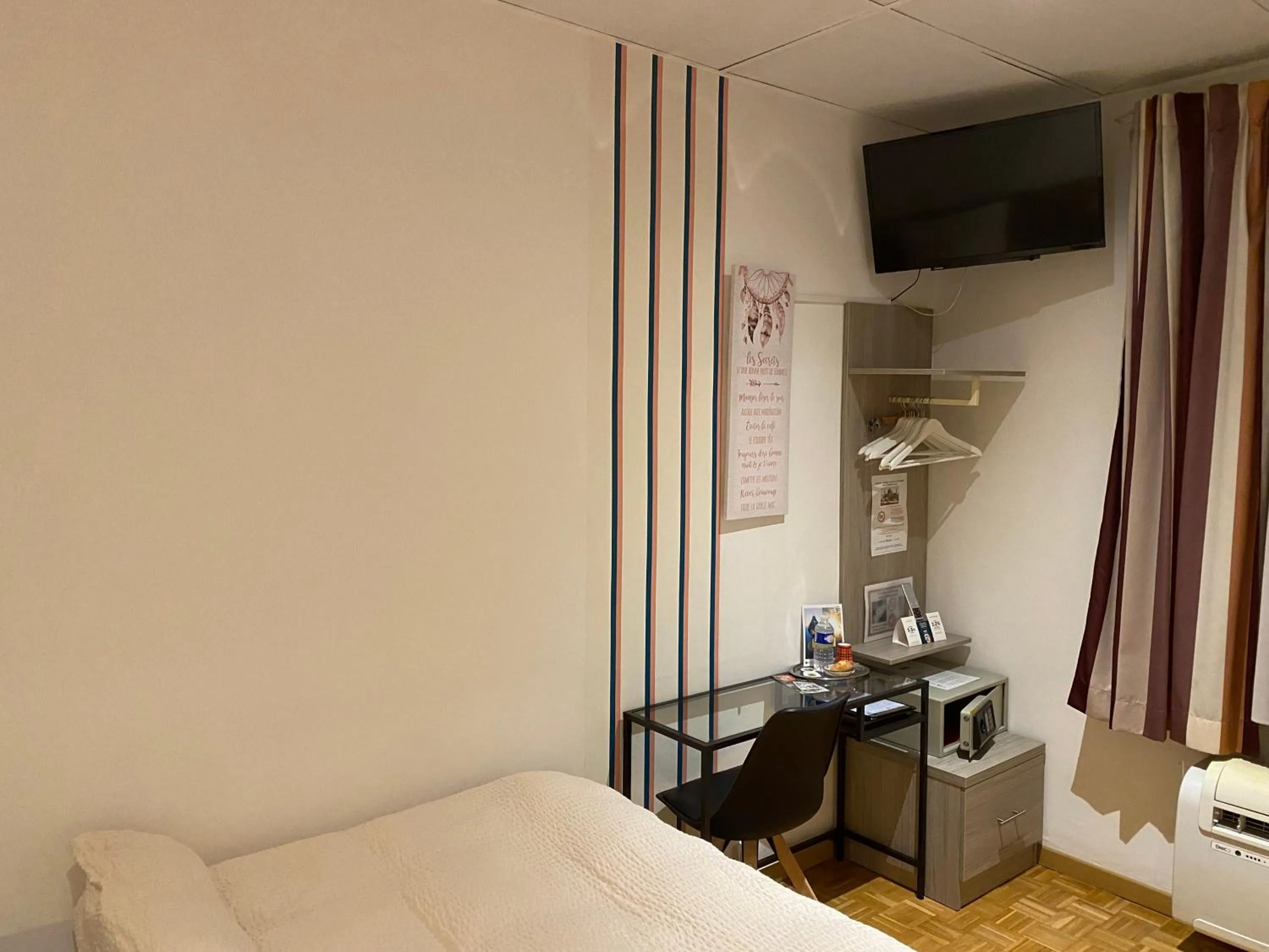 Bed in Logis Hôtel Villa Victorine