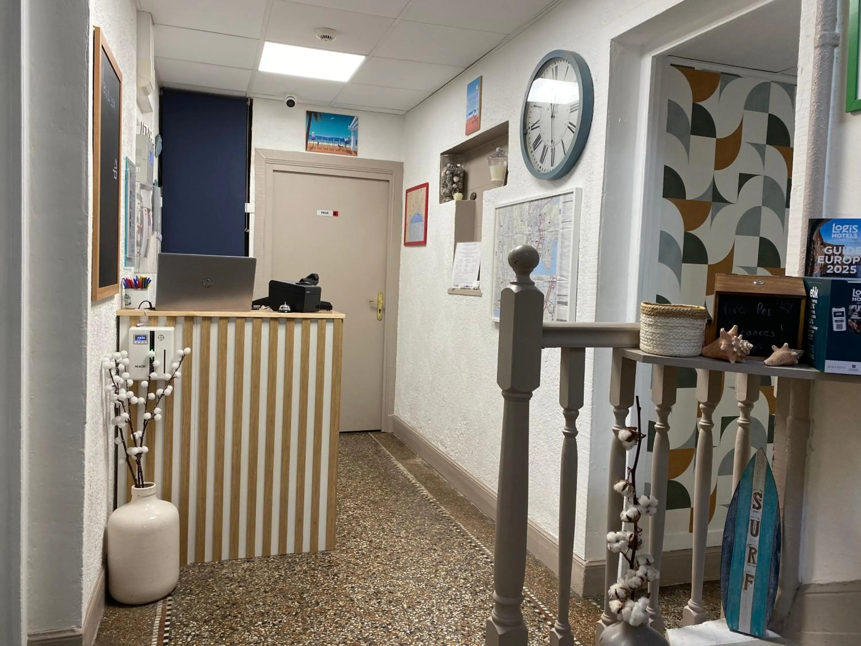 Lobby or reception in Logis Hôtel Villa Victorine