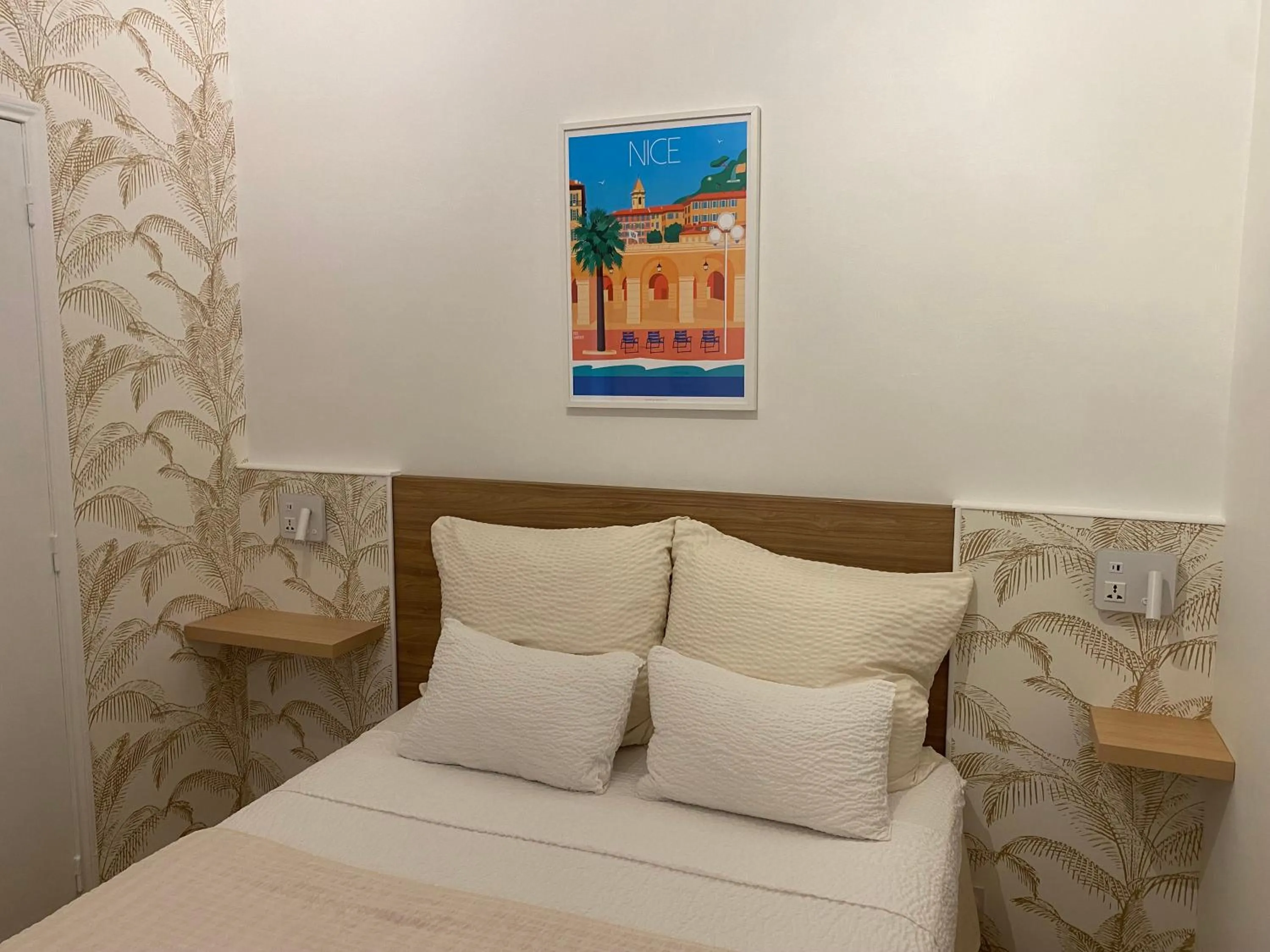 Bedroom, Bed in Logis Hôtel Villa Victorine