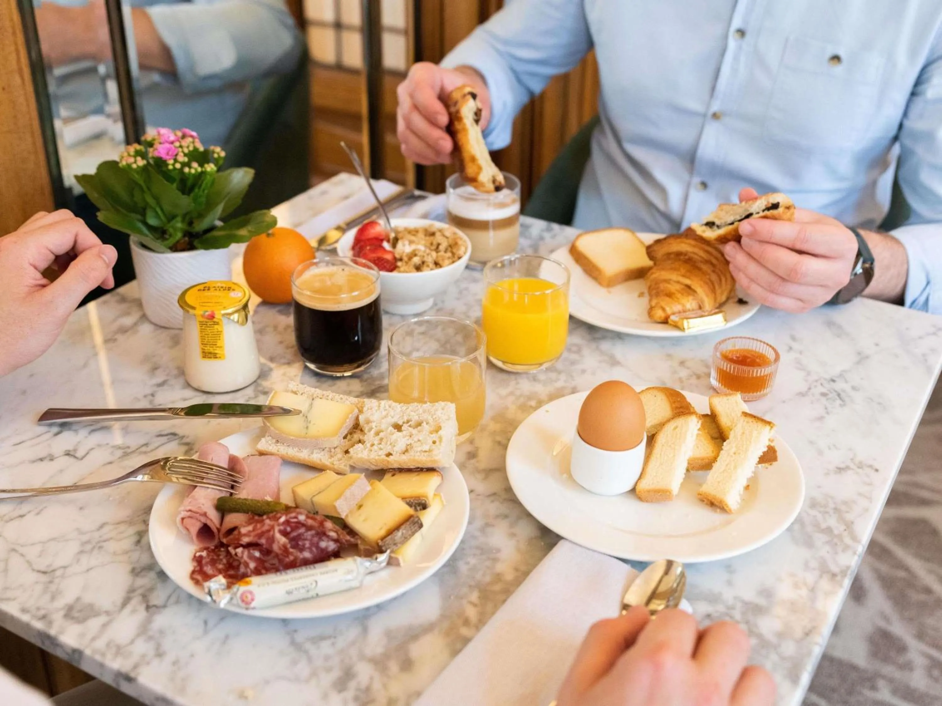 Breakfast in Mercure Lyon Centre Château Perrache