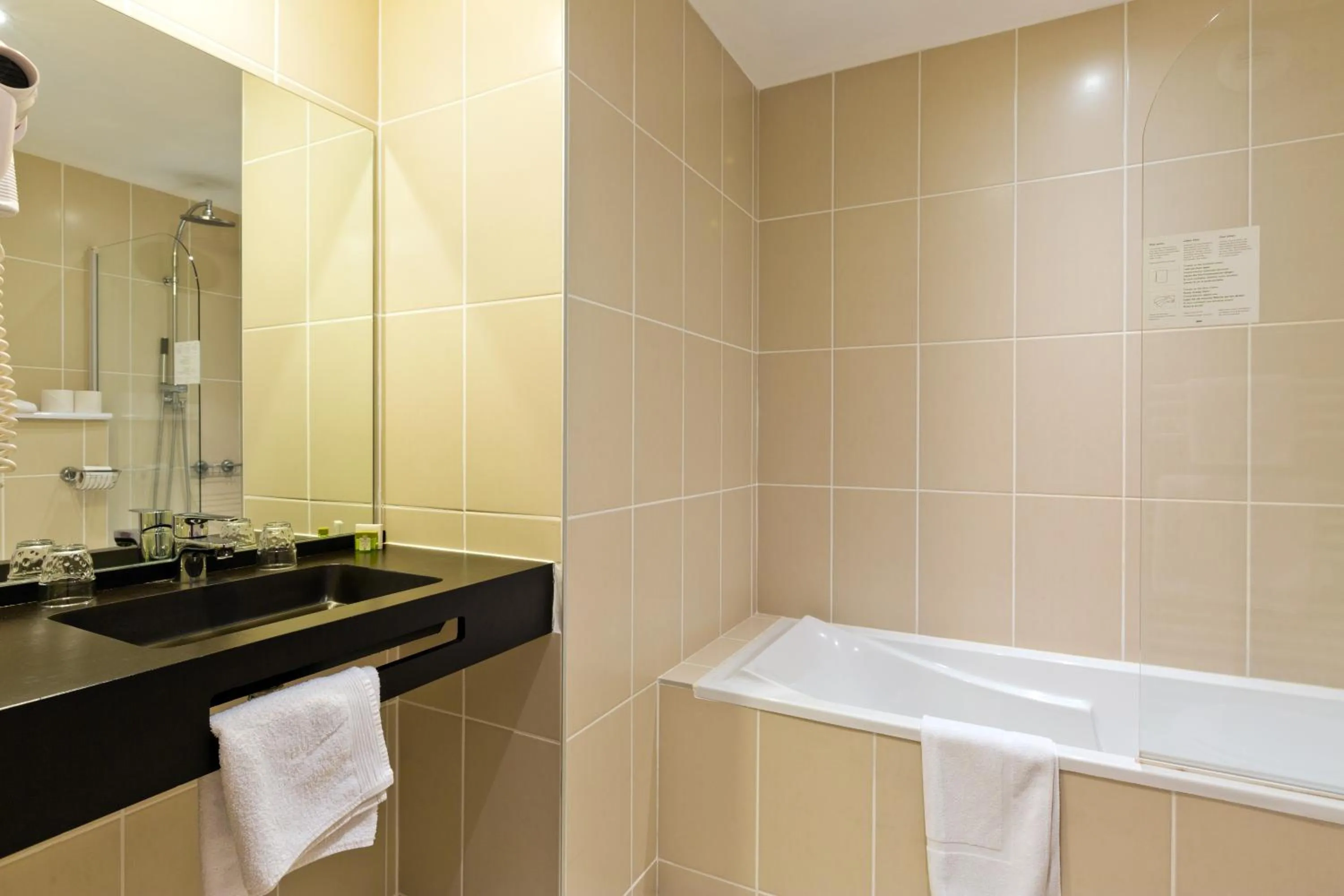 Bathroom in Hôtel du Parc