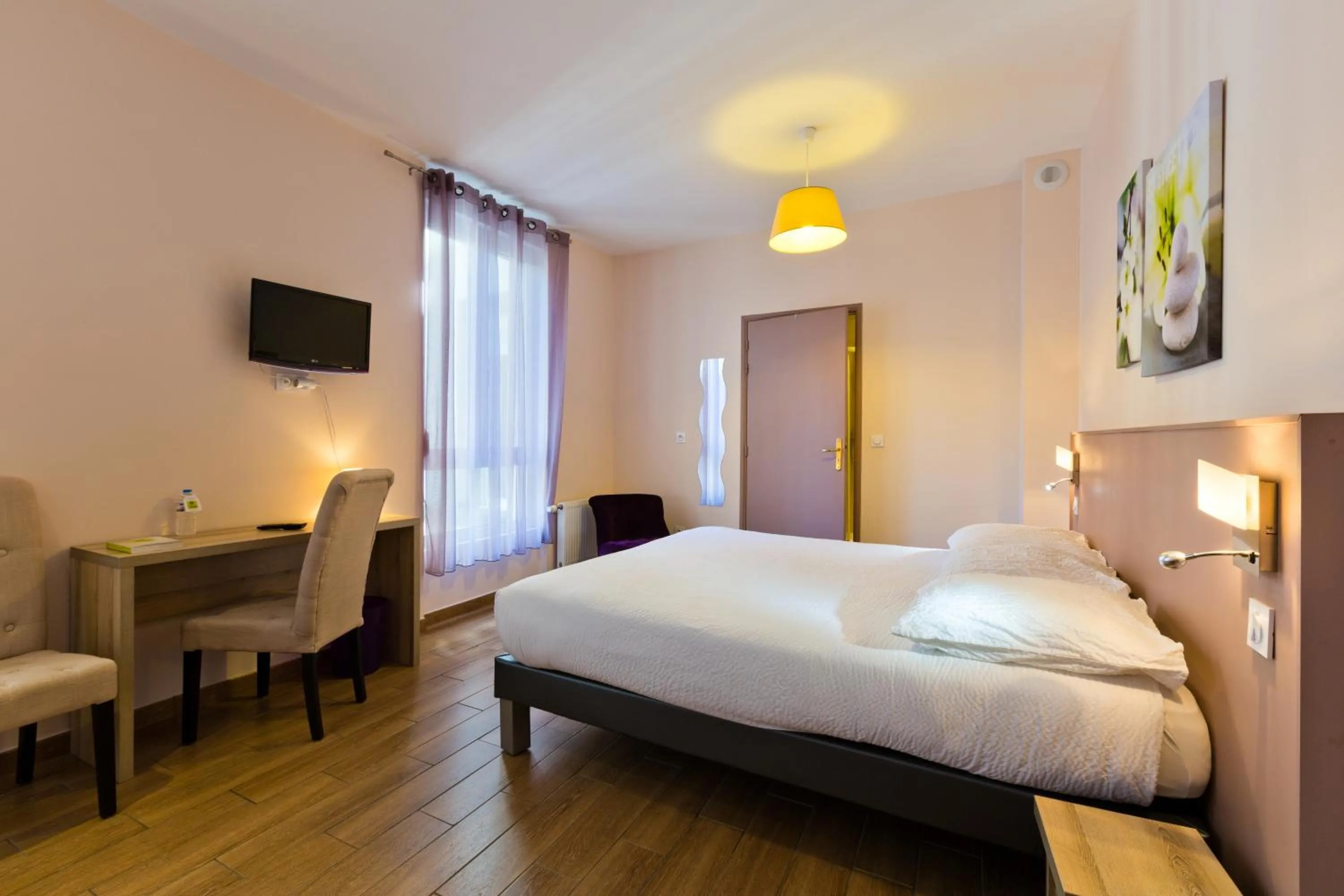 Photo of the whole room, Bed in Hôtel du Parc