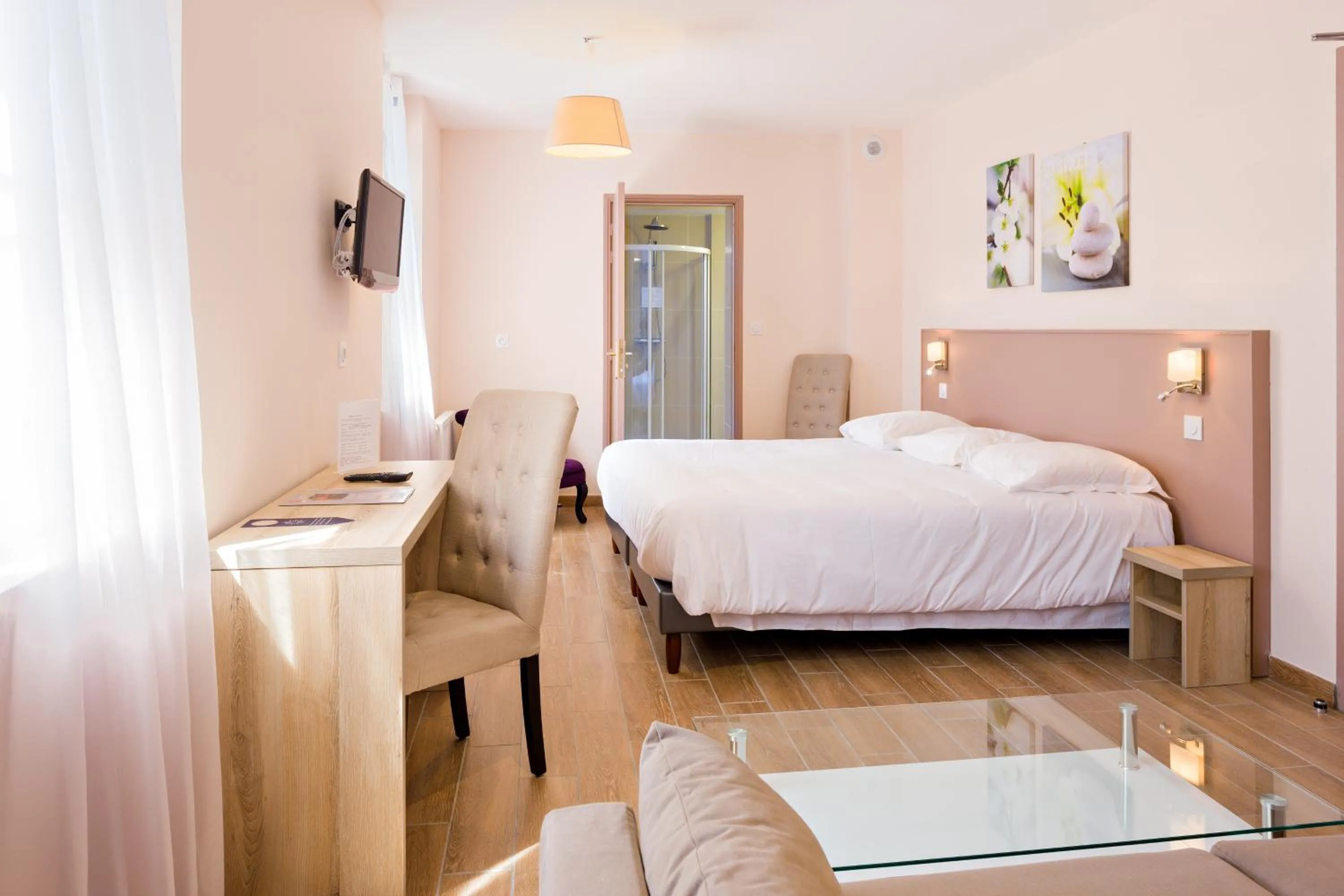 Photo of the whole room, Bed in Hôtel du Parc