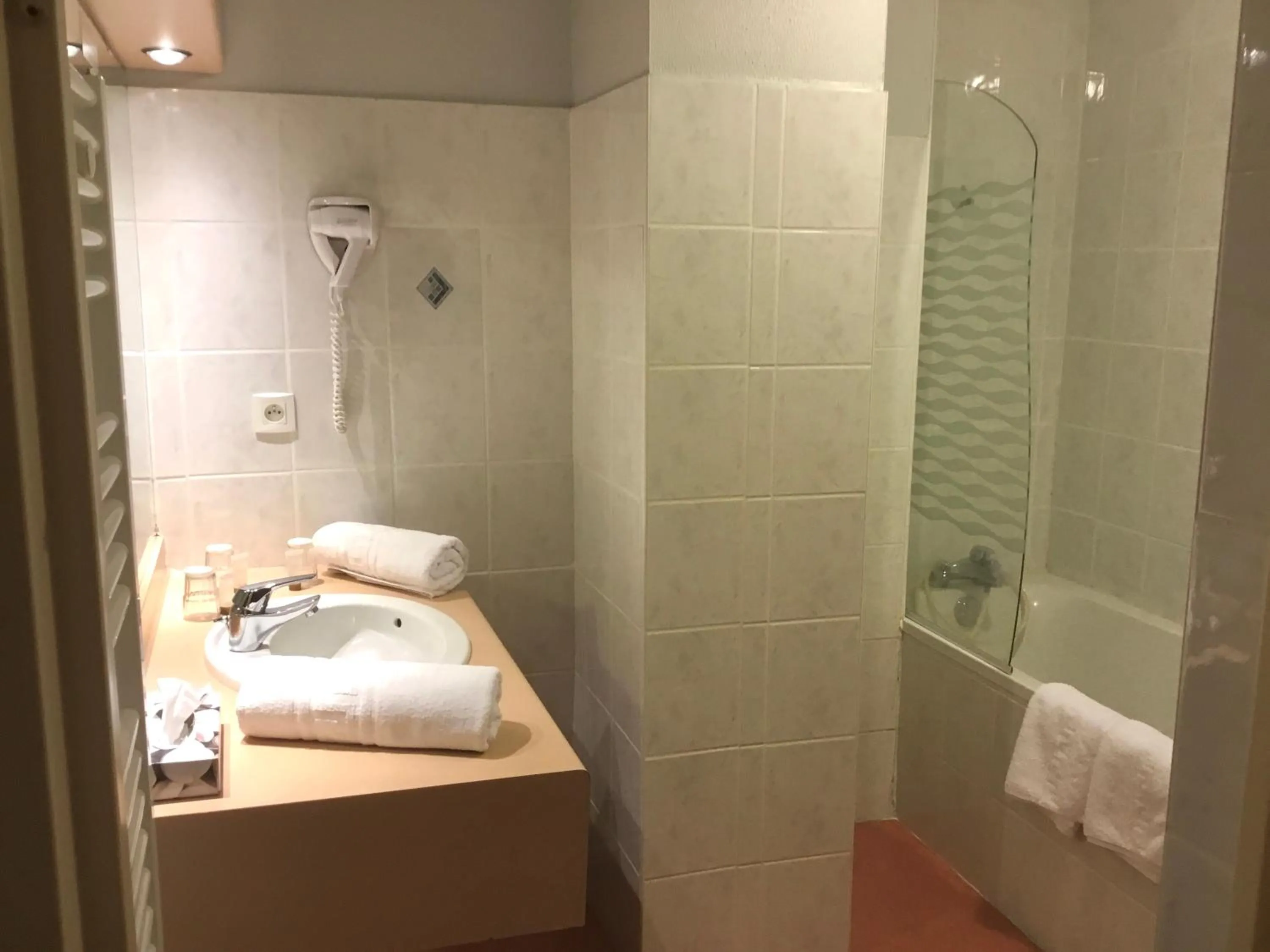 Bathroom in Hôtel du Parc