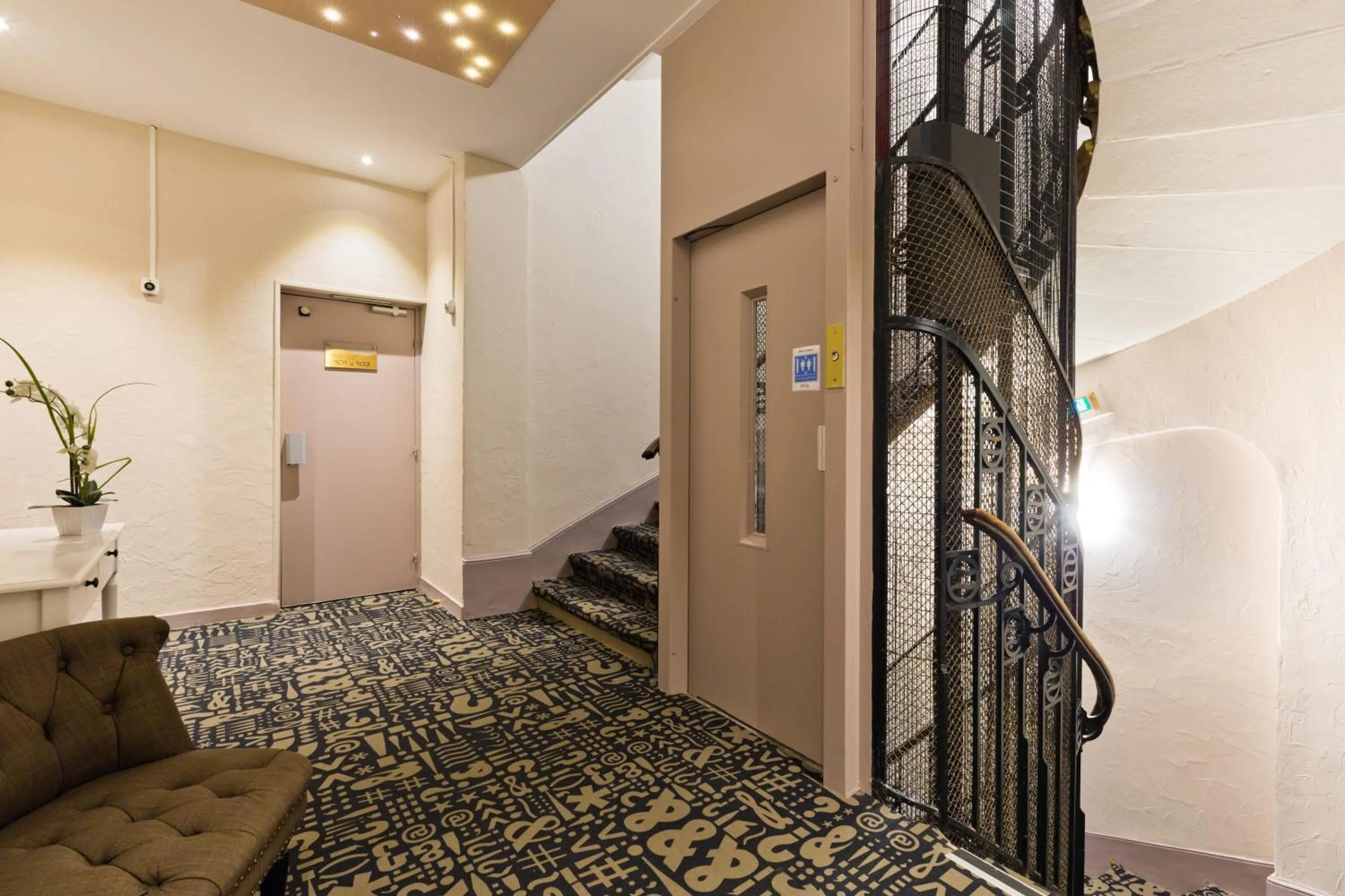 elevator in Hôtel du Parc