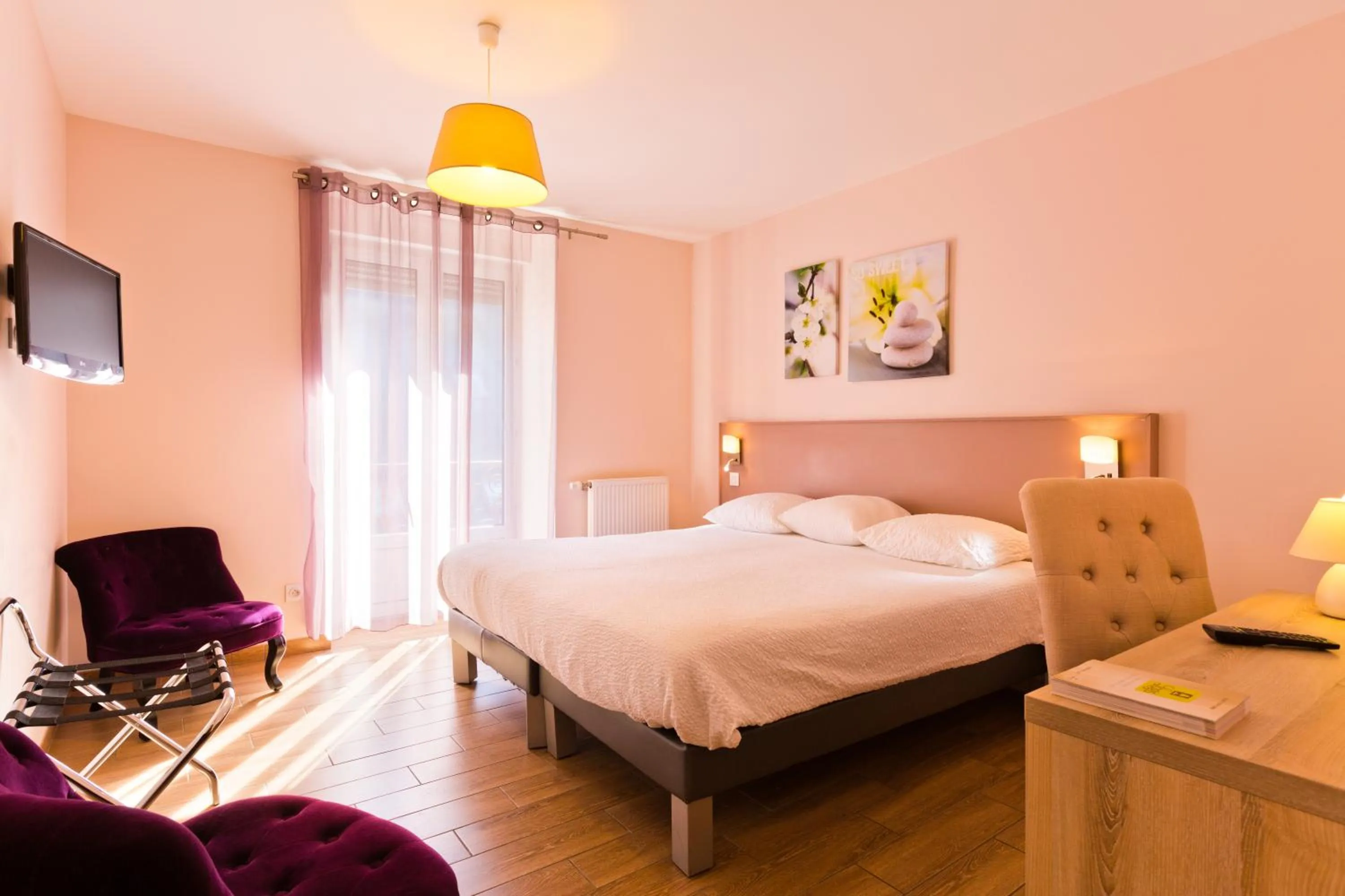 Bed in Hôtel du Parc