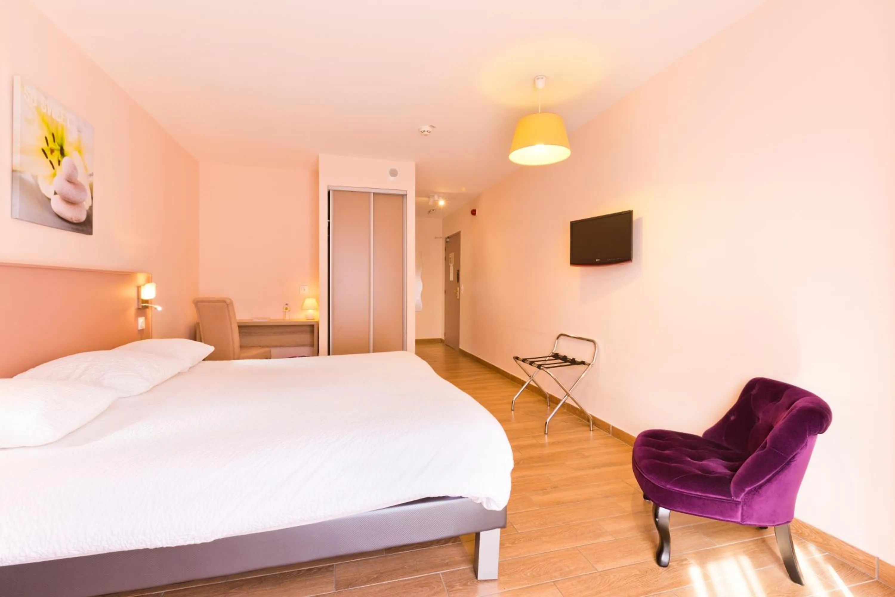 Bed in Hôtel du Parc