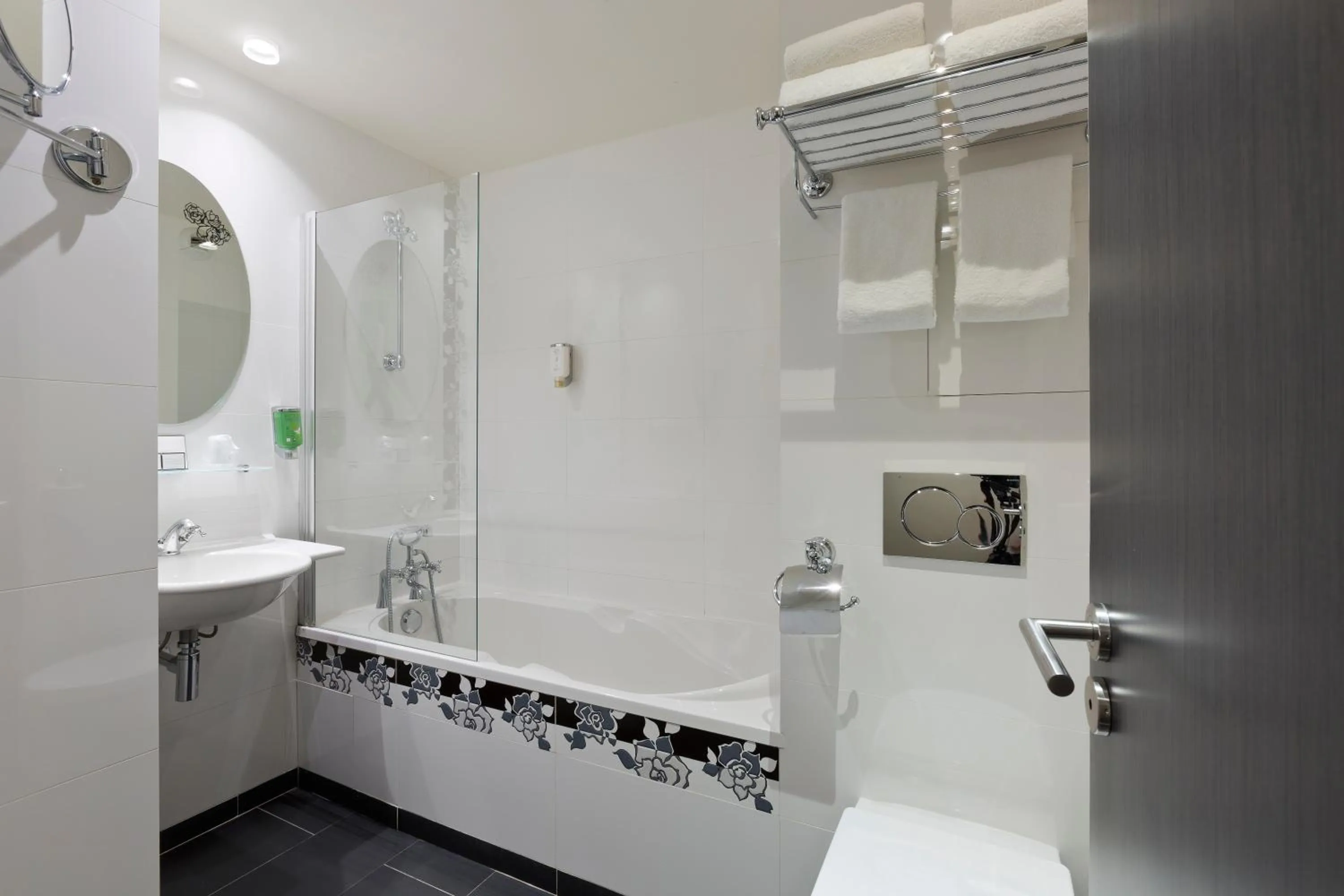 Bathroom in Hôtel Aurore Paris Gare de Lyon