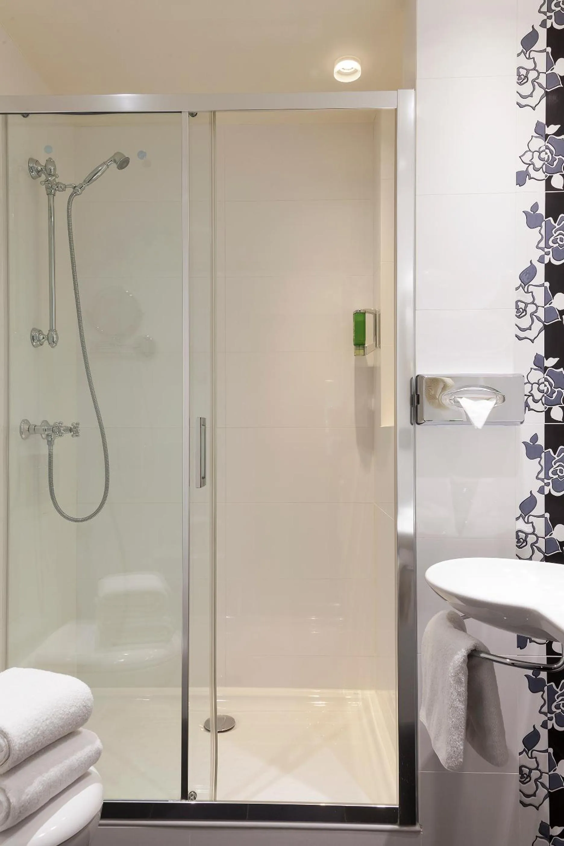 Bathroom in Hôtel Aurore Paris Gare de Lyon