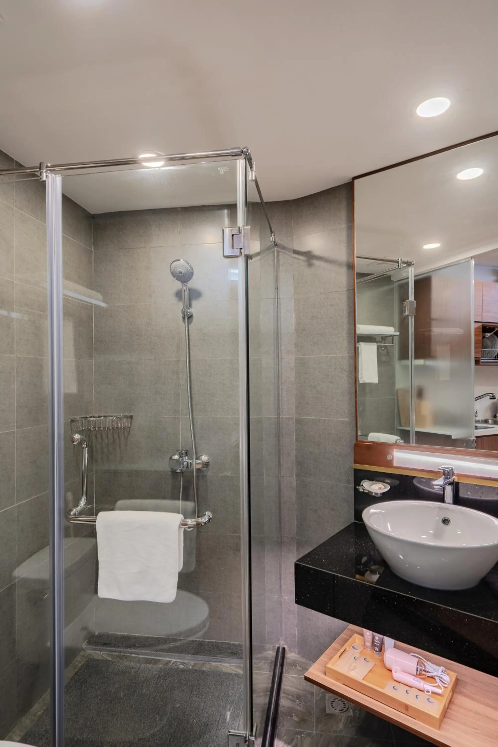 Shower in 22Land Moon West Lake