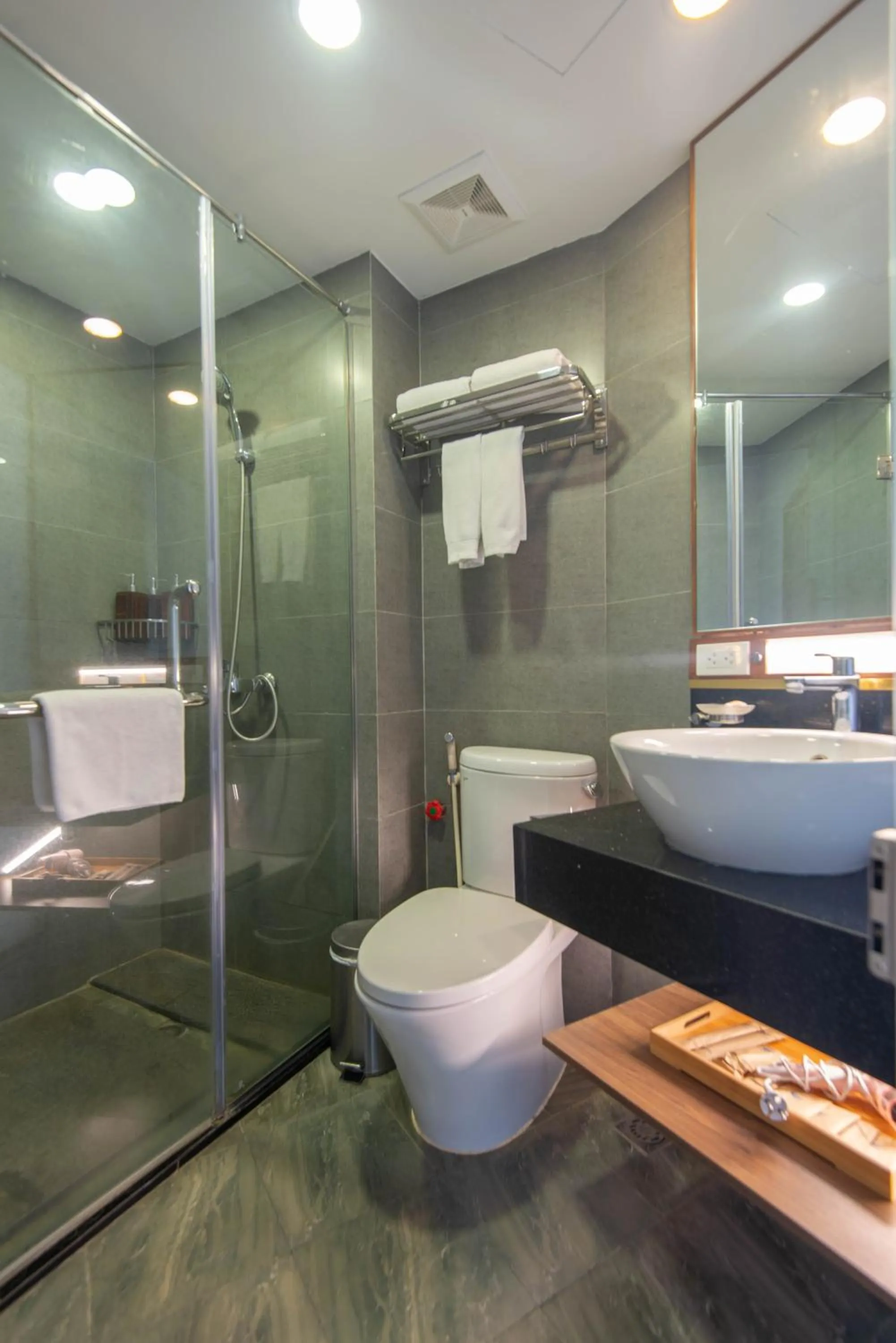 Shower in 22Land Moon West Lake