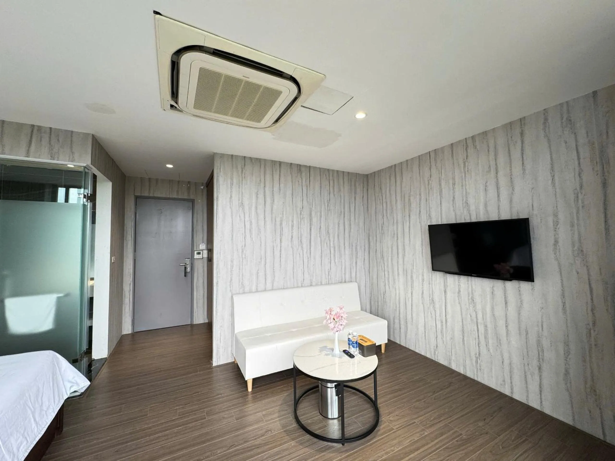 Communal lounge/ TV room, Bed in 22Land Moon West Lake