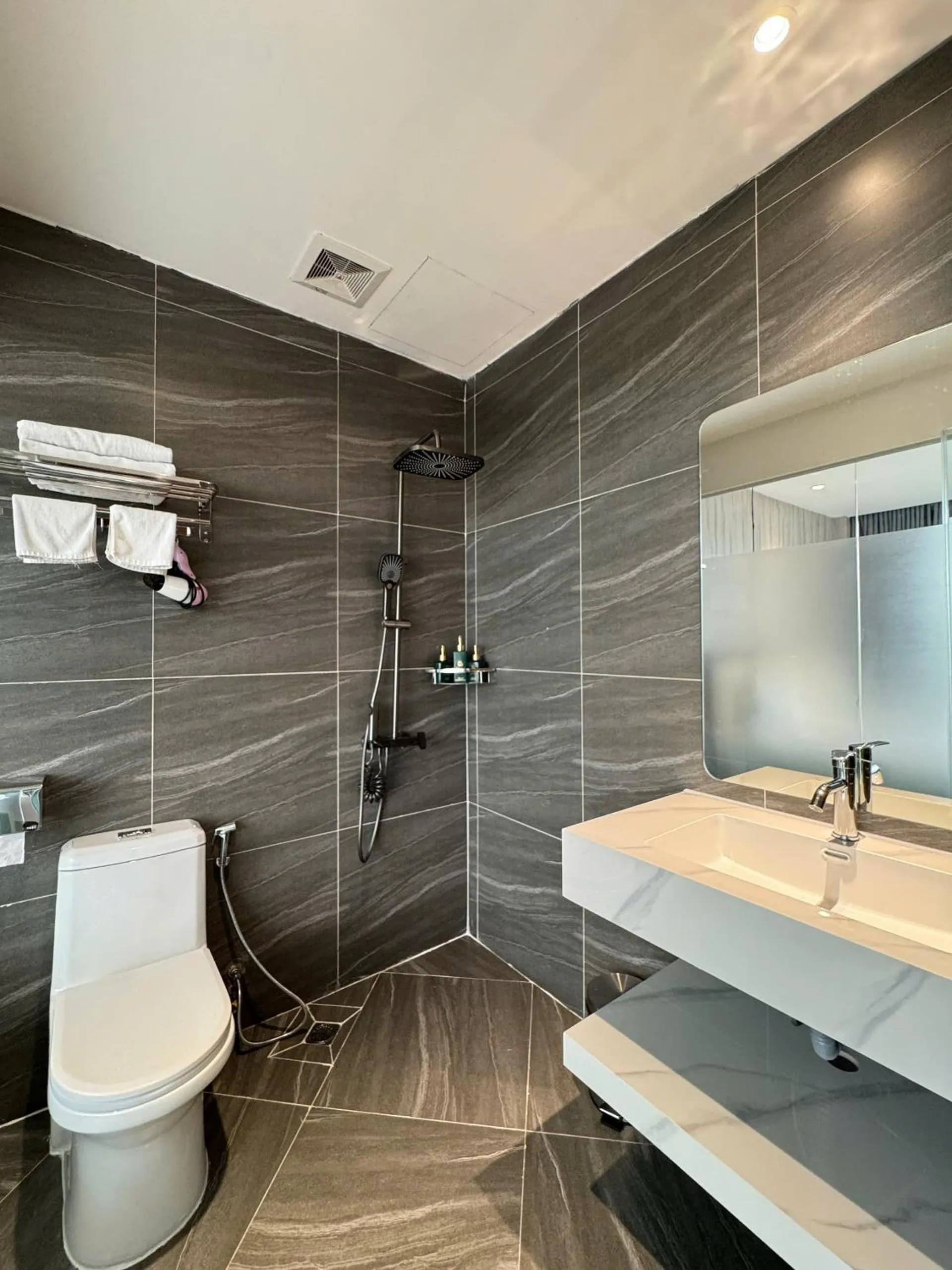 Shower in 22Land Moon West Lake