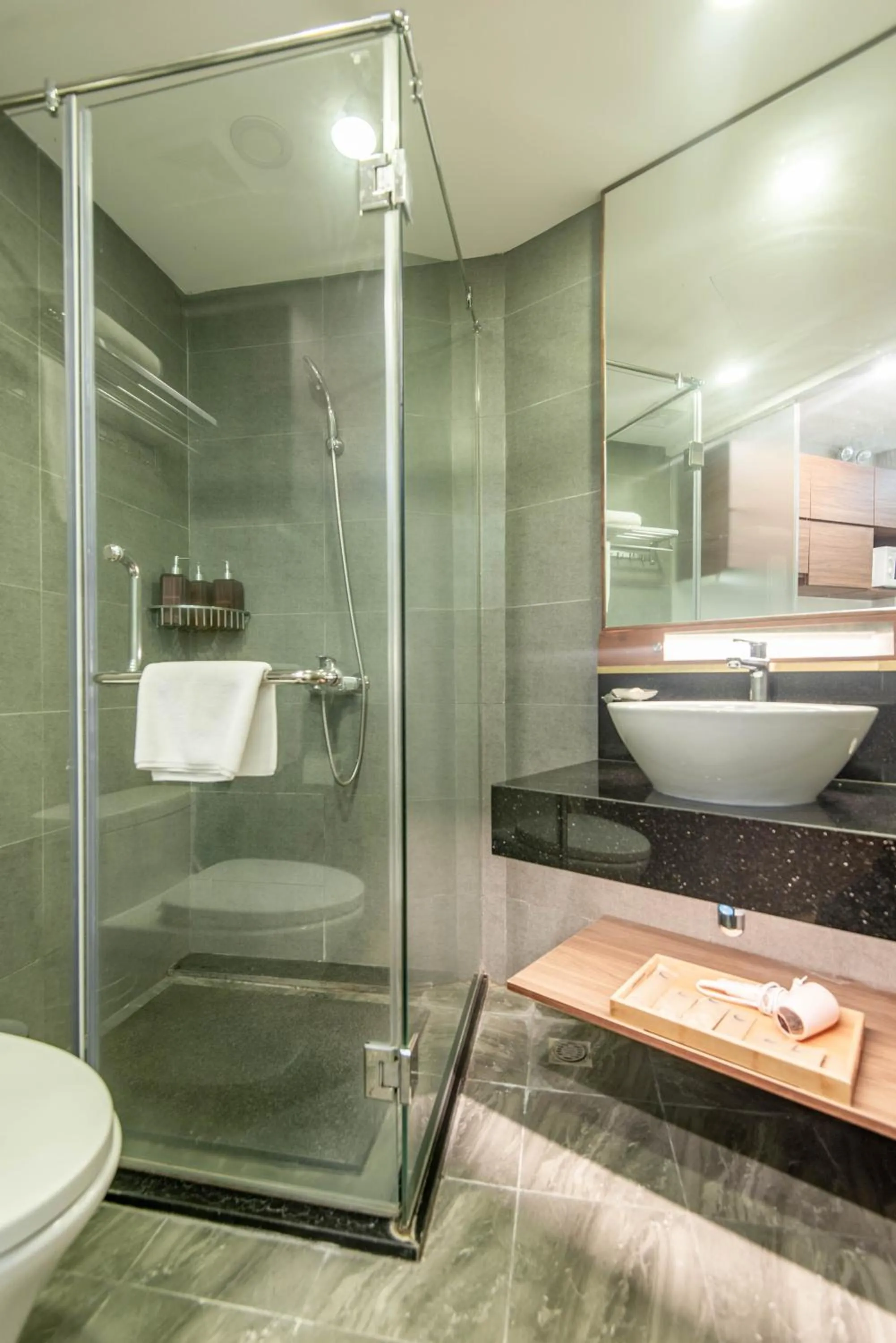 Shower in 22Land Moon West Lake