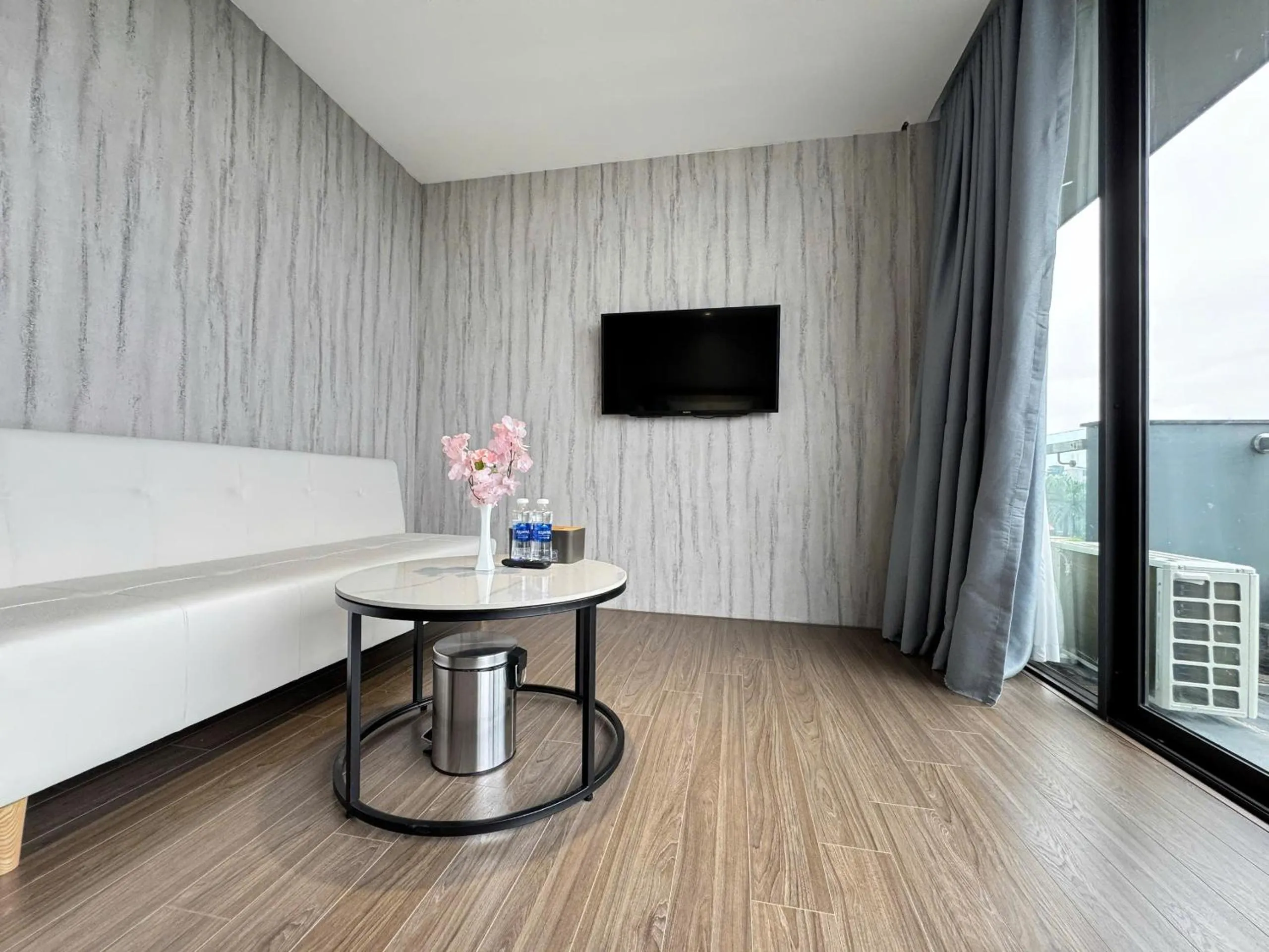 Photo of the whole room in 22Land Moon West Lake