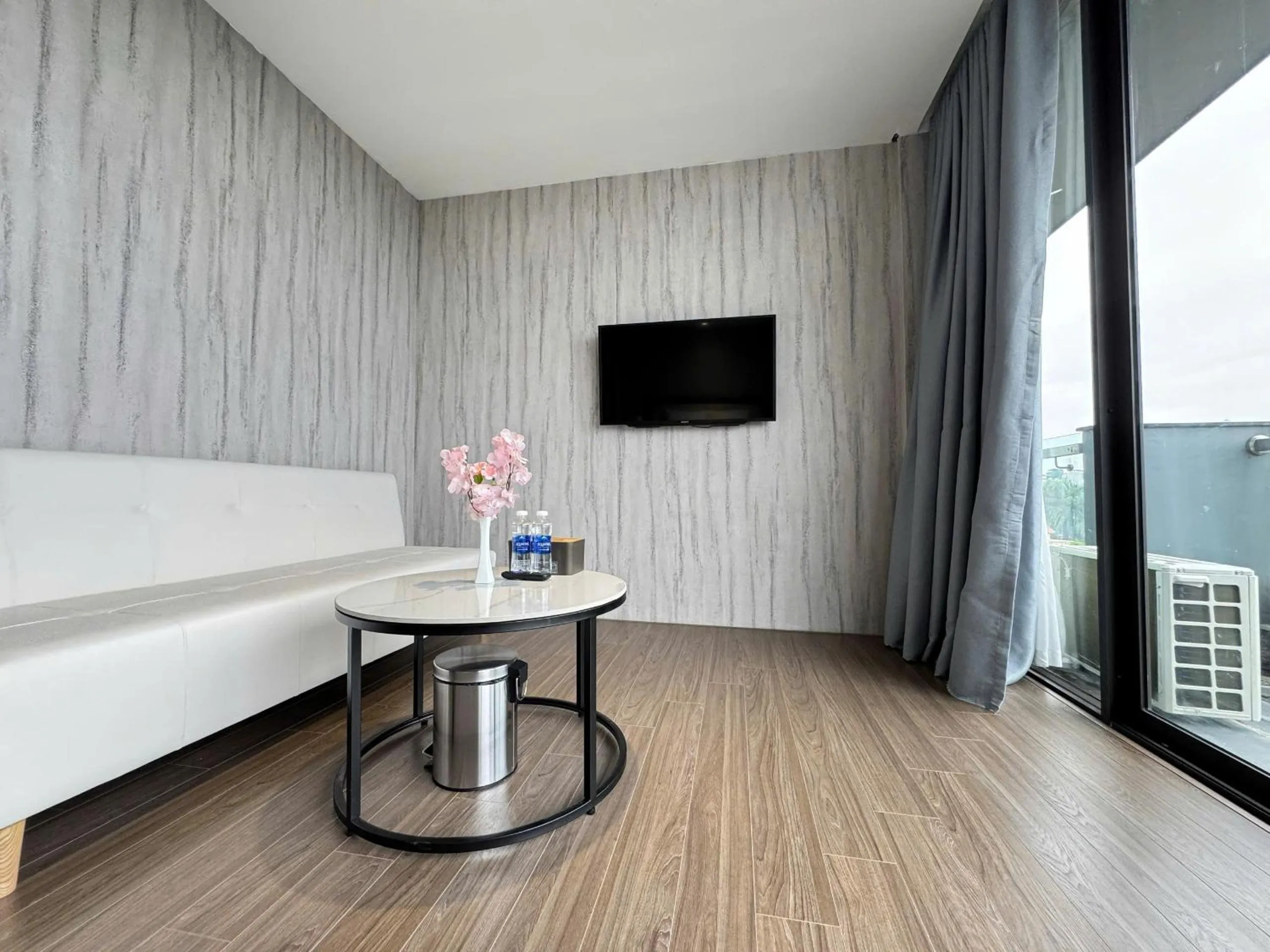 Communal lounge/ TV room in 22Land Moon West Lake