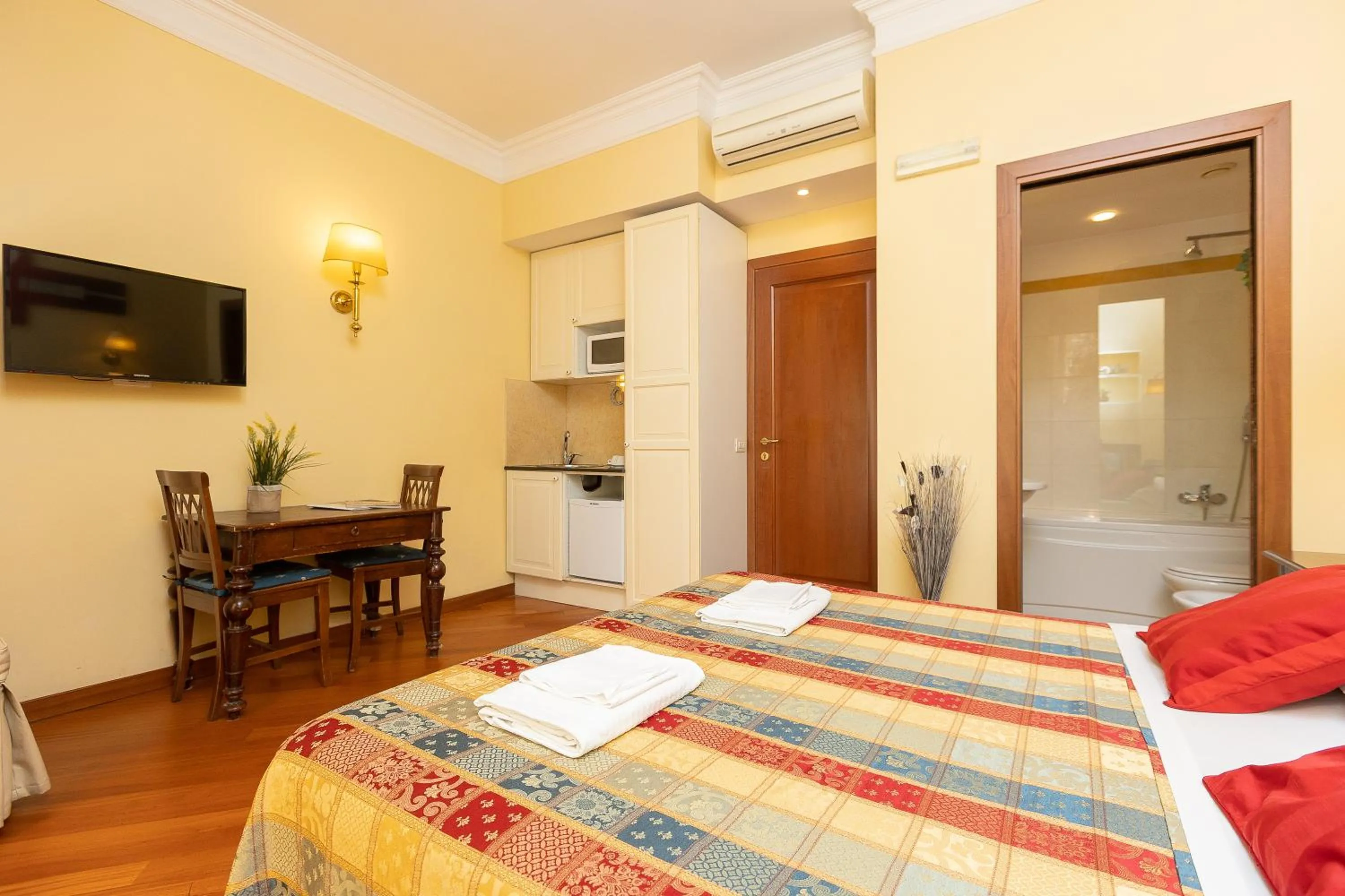 Kitchen or kitchenette, Bed in InternoUno Deluxe
