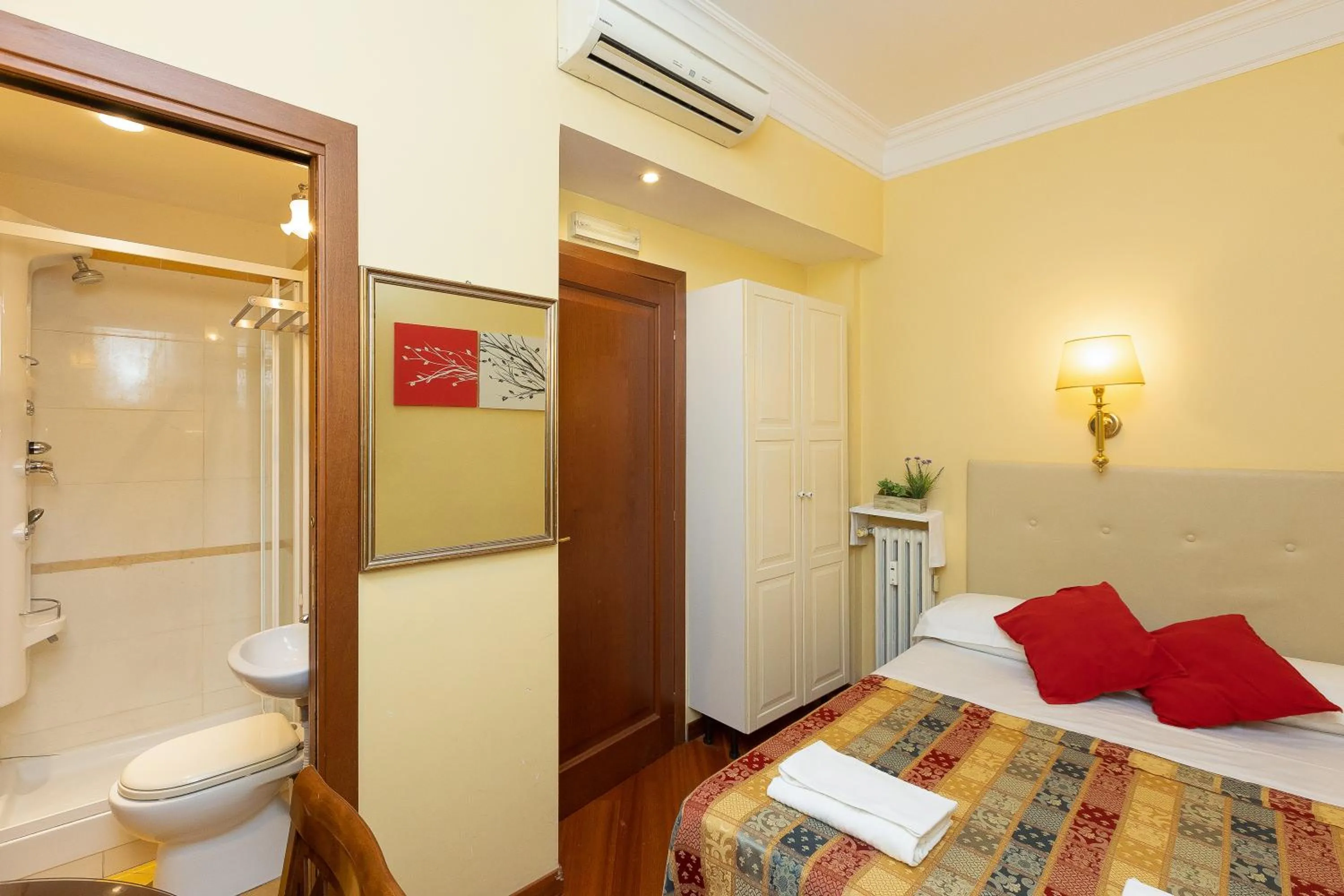 Shower, Bed in InternoUno Deluxe