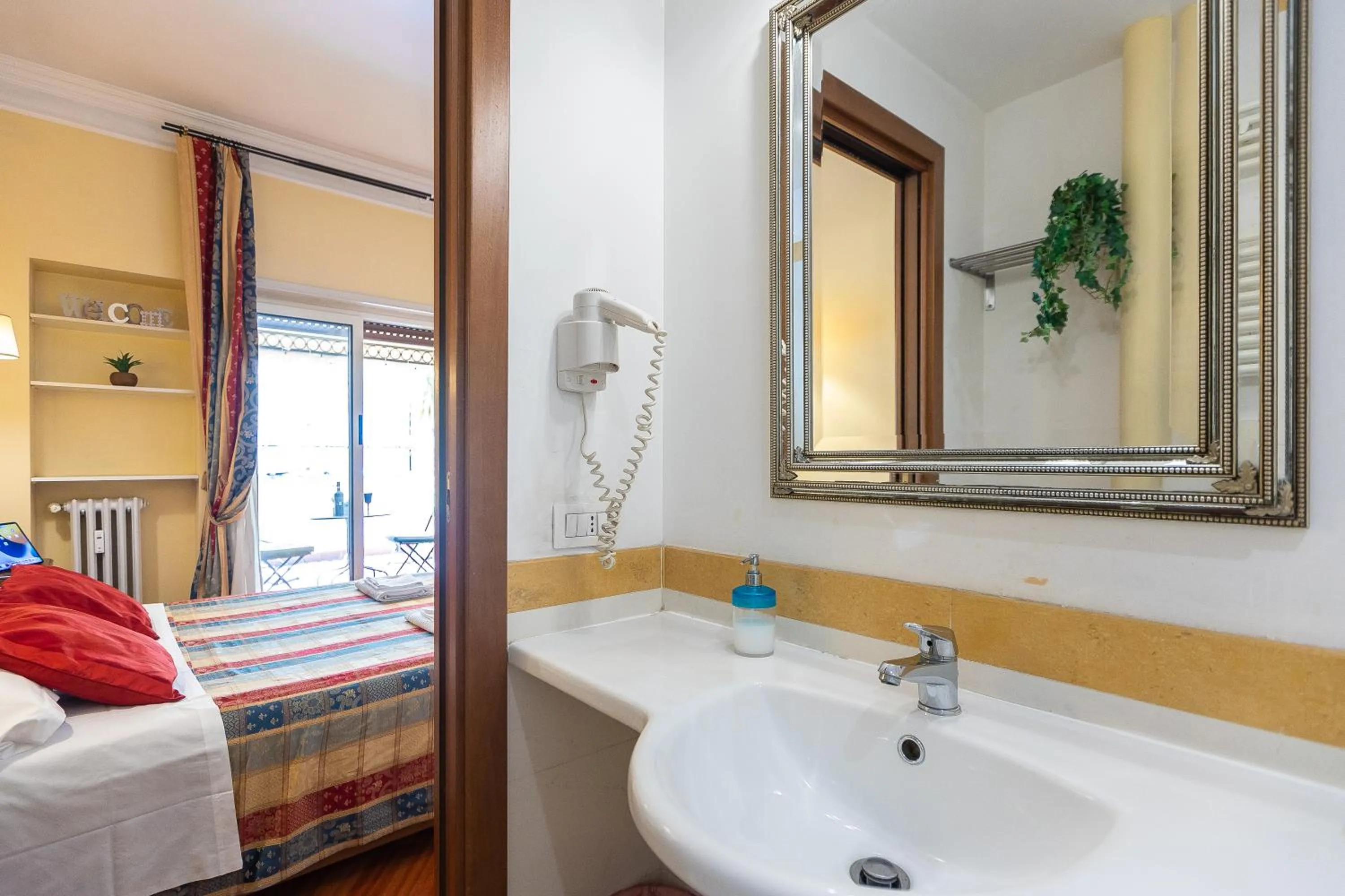 Bathroom, Bed in InternoUno Deluxe
