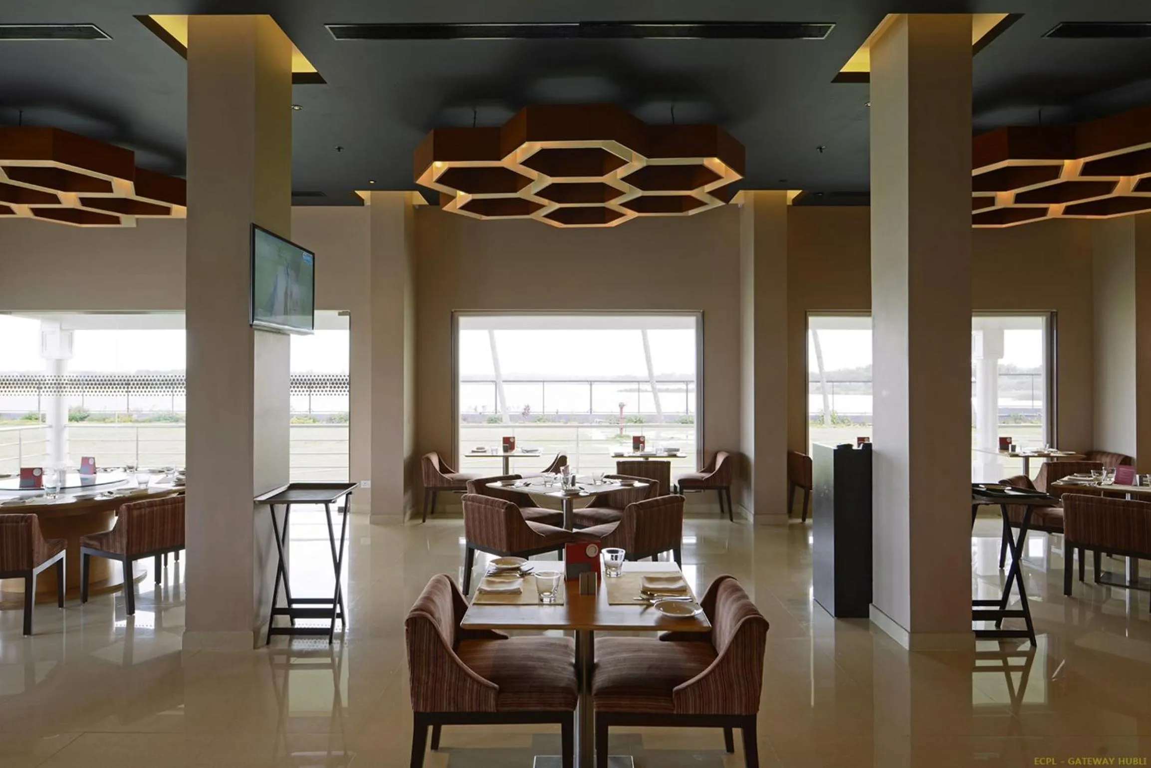 Restaurant/places to eat in Hotel Naveen Lakeside