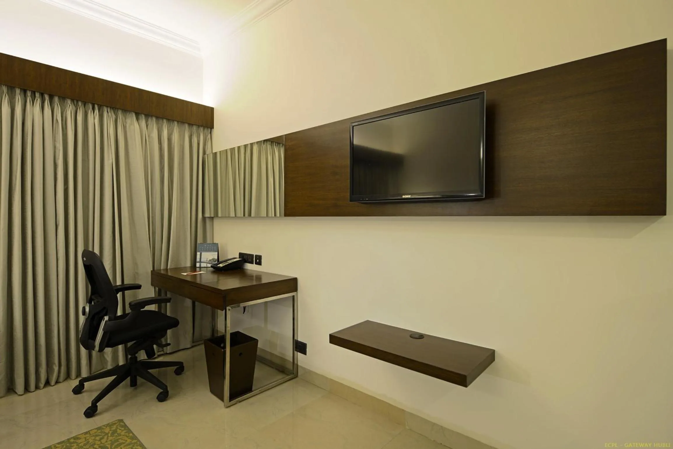 TV and multimedia in Hotel Naveen Lakeside