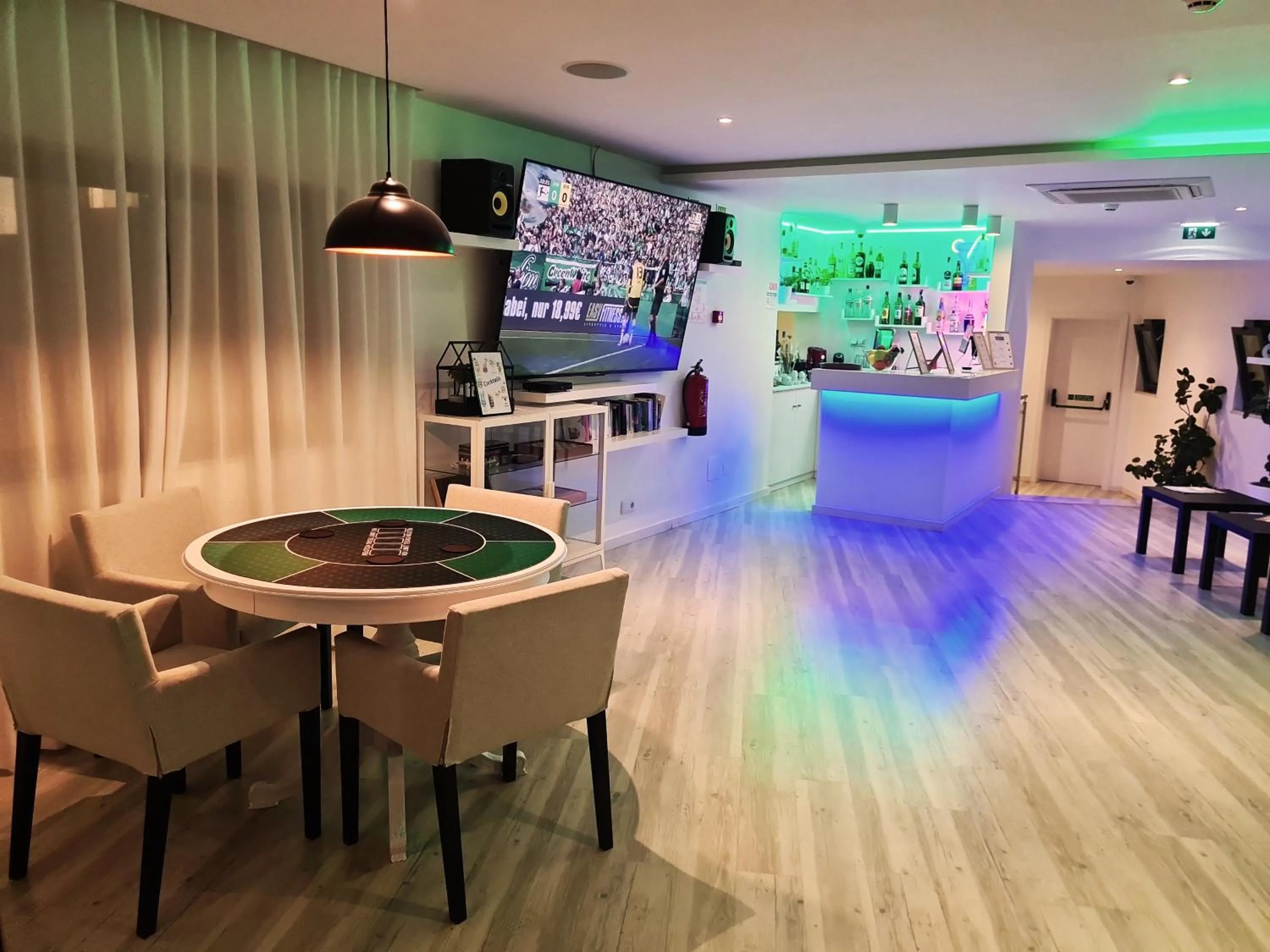 Communal lounge/ TV room in Hotel Alcaide