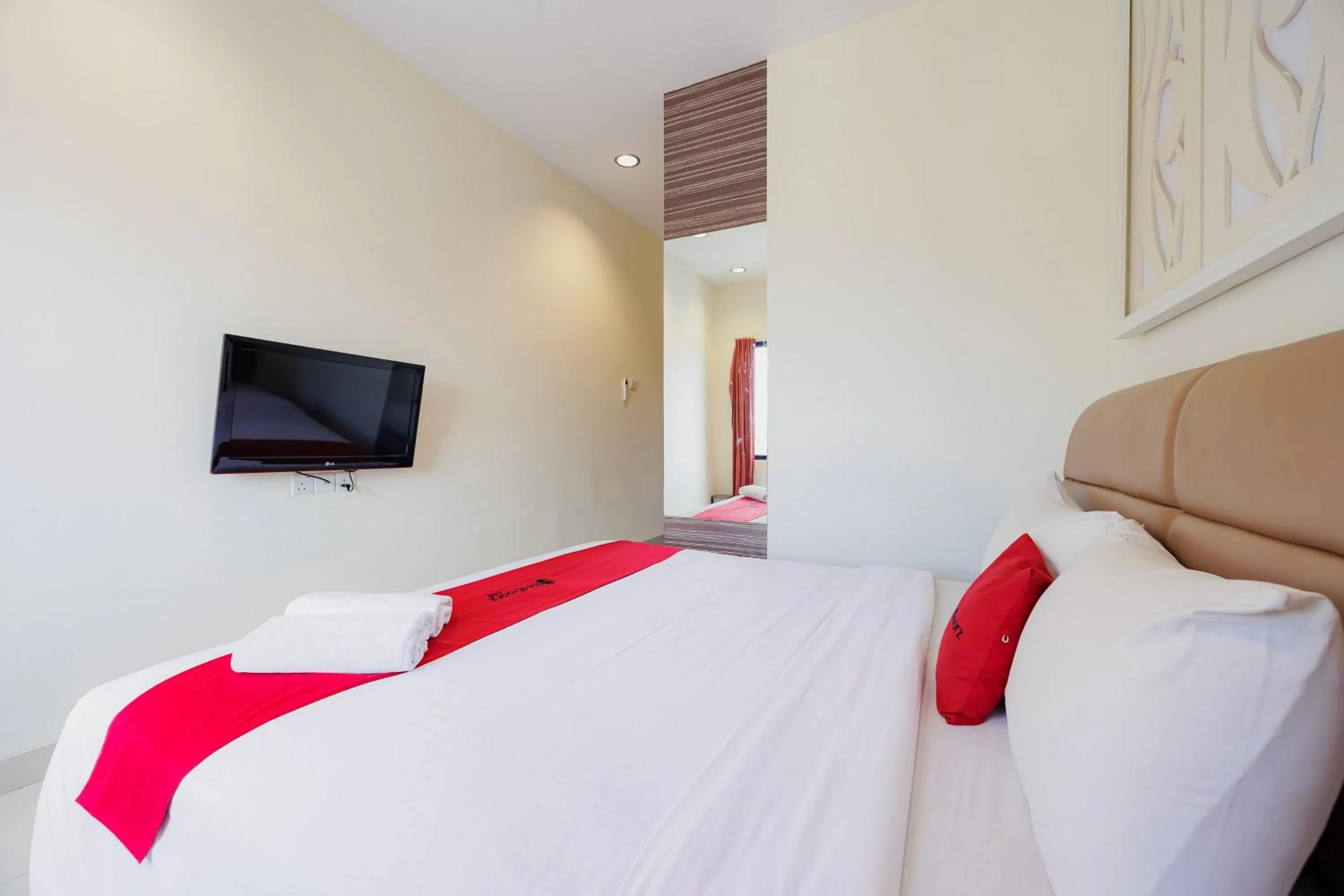 Bedroom, Bed in RedDoorz Plus near Ferry Terminal Batam Center