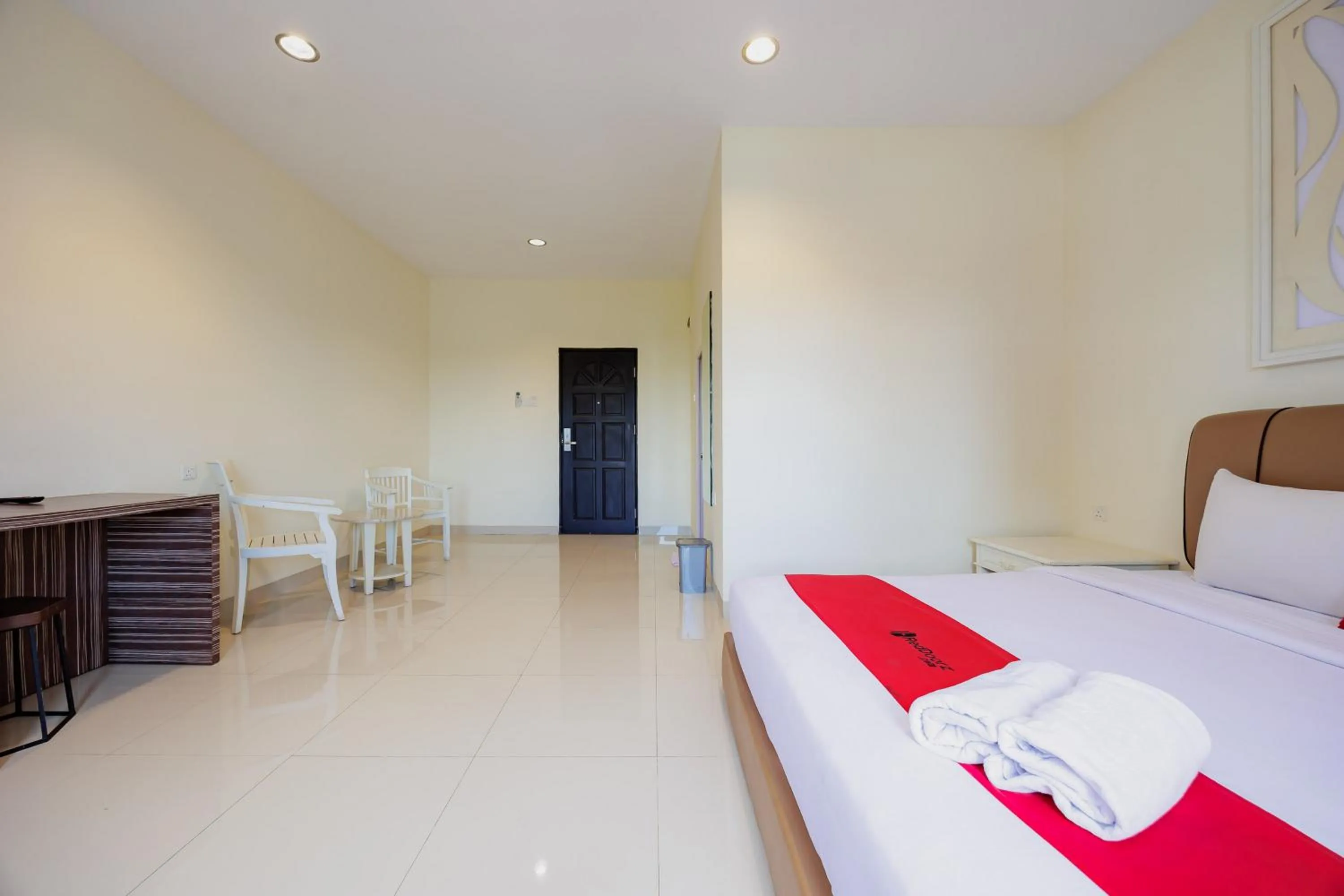 Bedroom, Bed in RedDoorz Plus near Ferry Terminal Batam Center