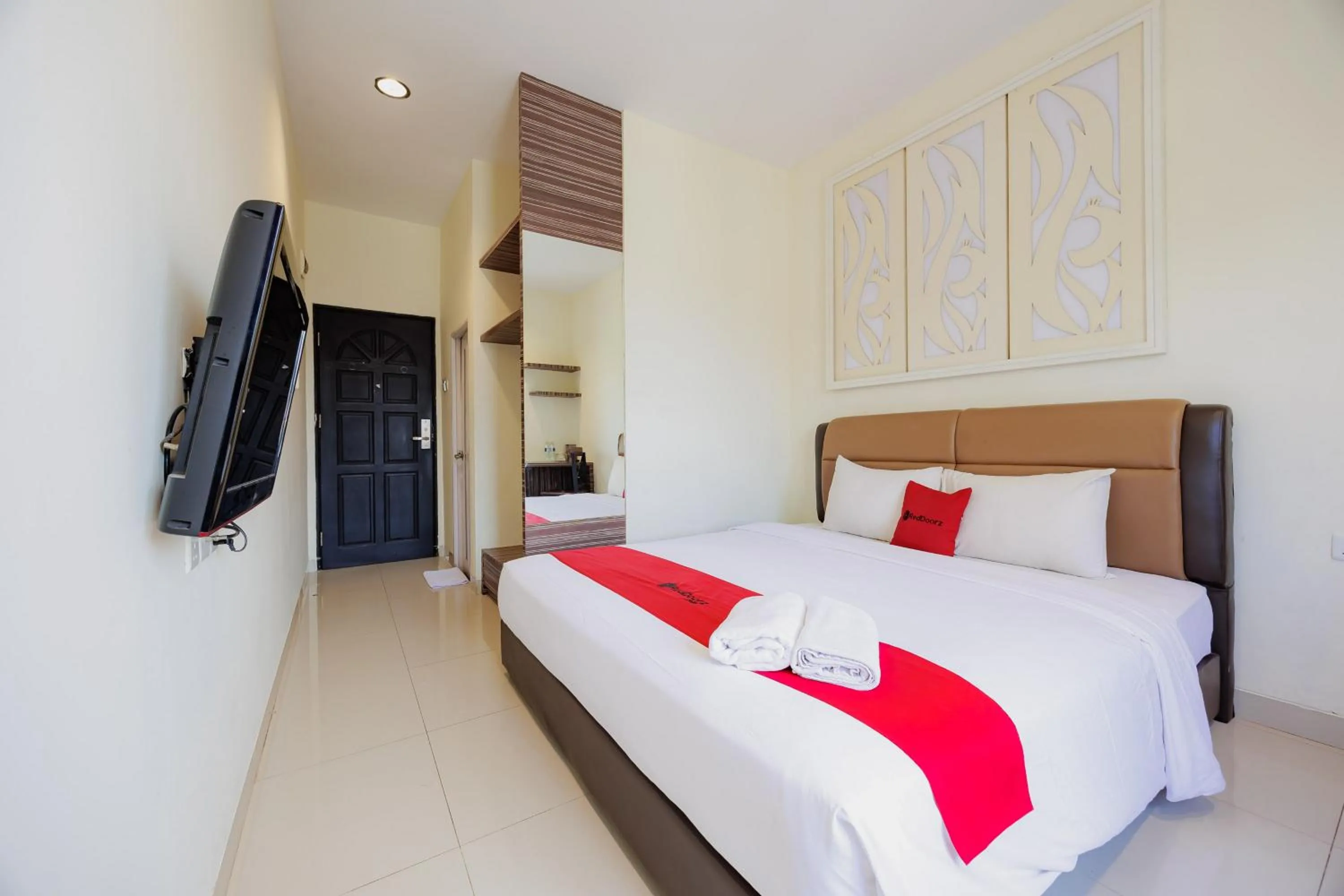 Bedroom, Bed in RedDoorz Plus near Ferry Terminal Batam Center