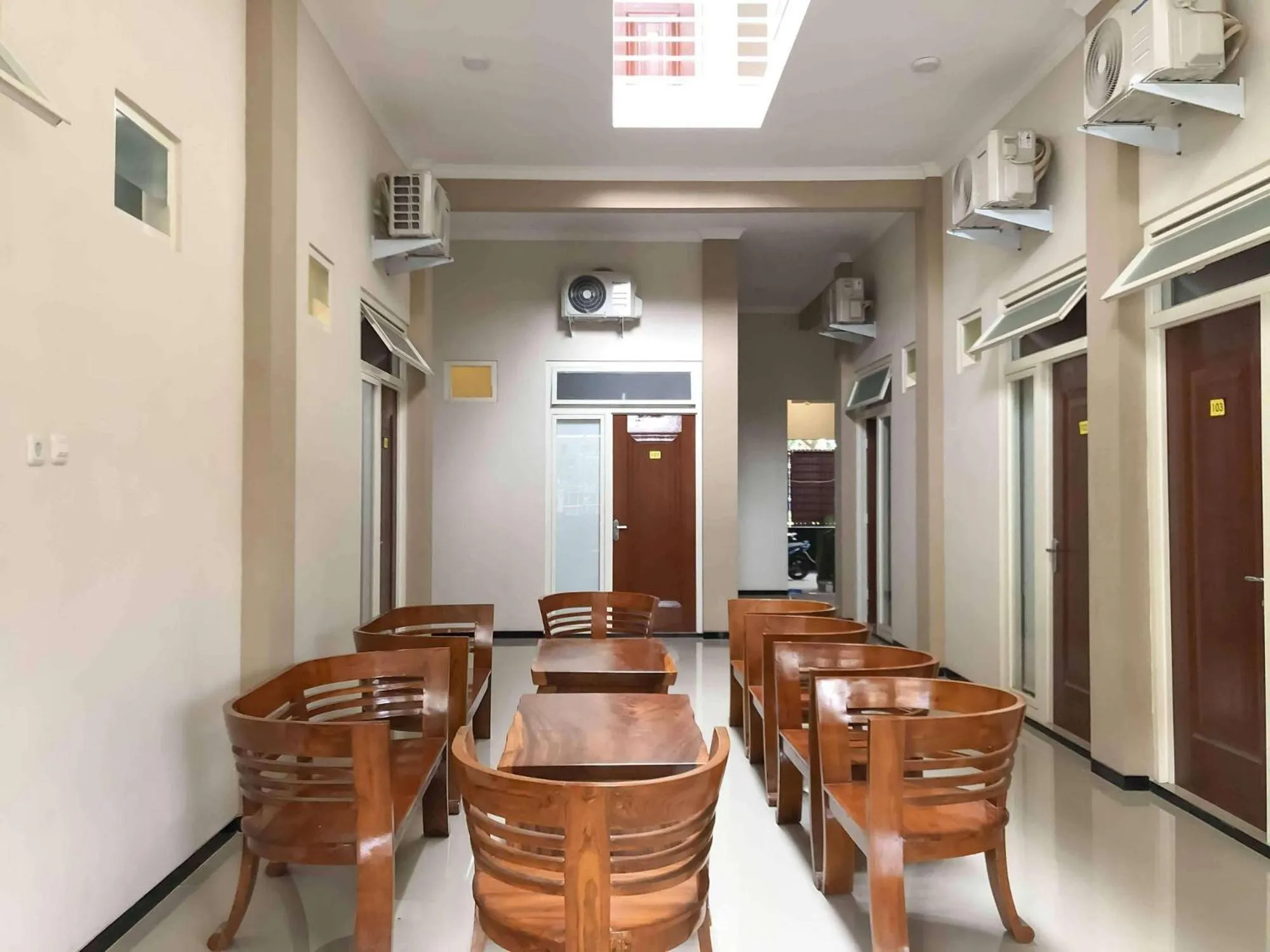 Seating area in RedDoorz Syariah @ Jl. Cengger Ayam Dalam