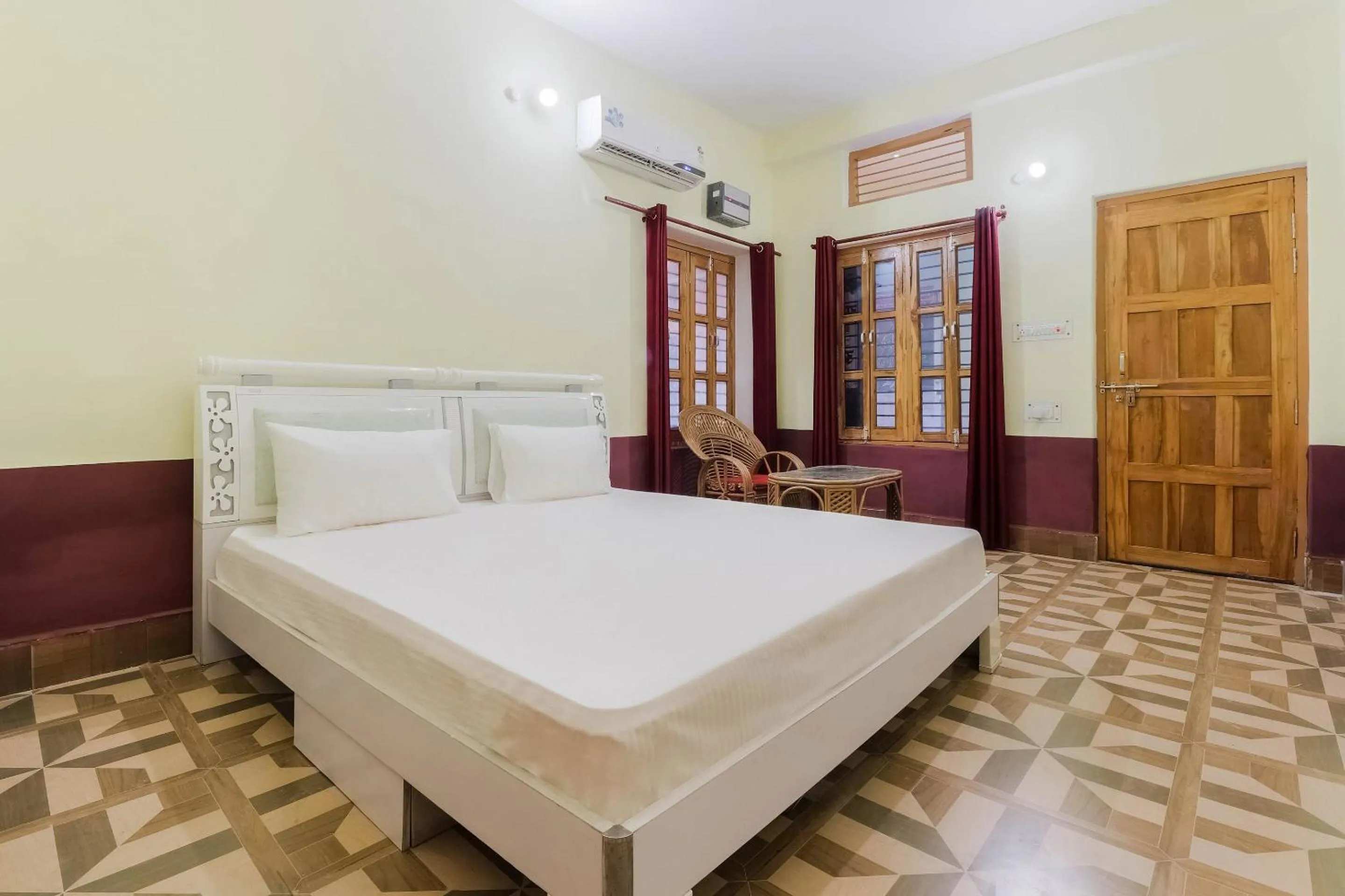 Bedroom, Bed in Hotel O Jyotish House