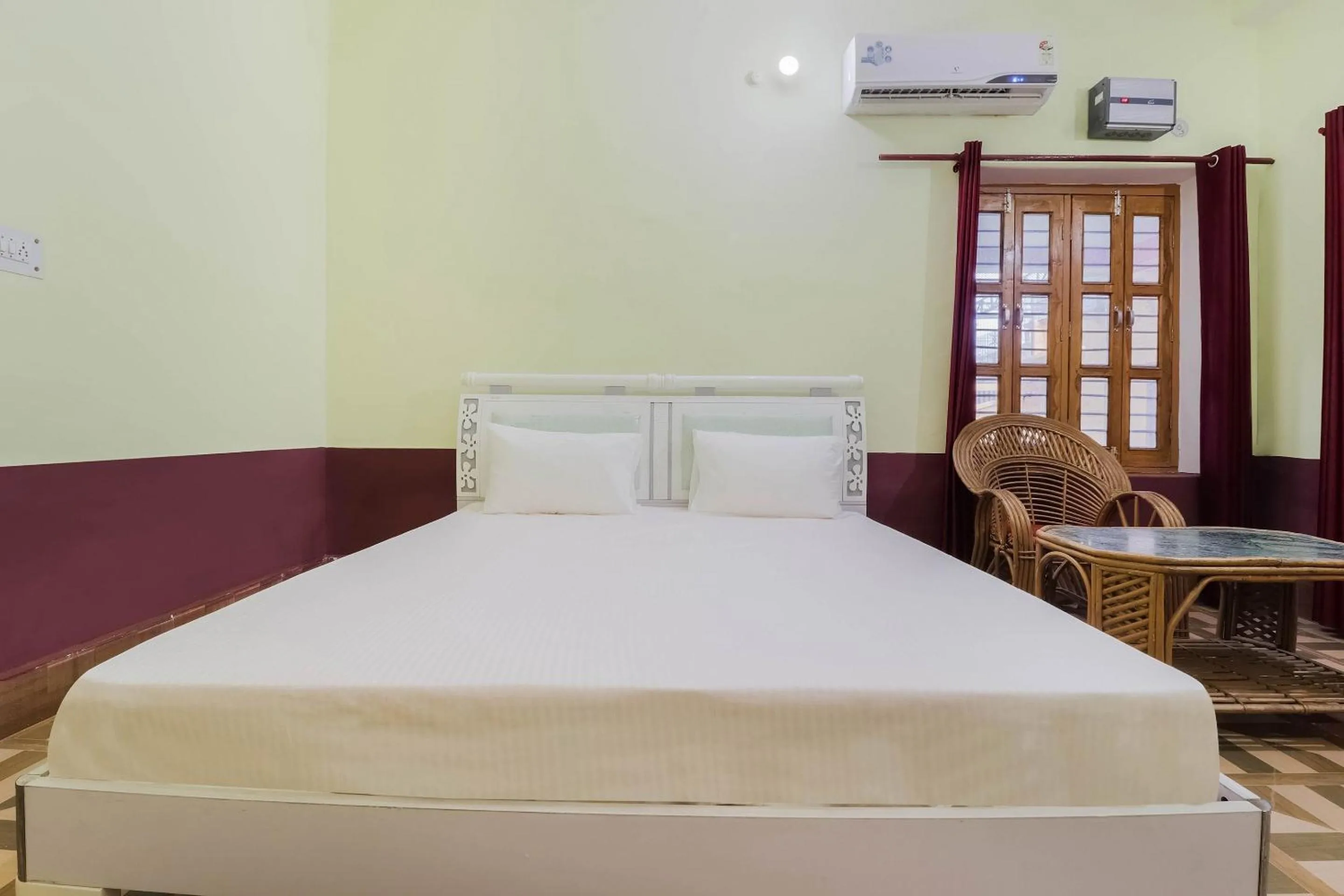Bedroom, Bed in Hotel O Jyotish House