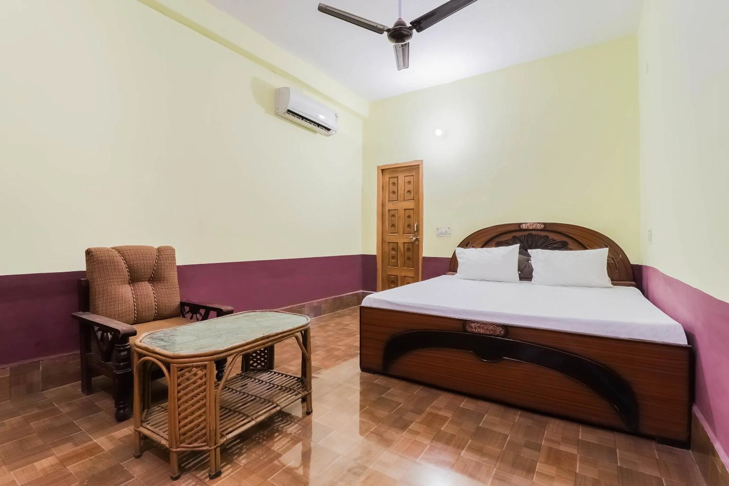 Bedroom, Bed in Hotel O Jyotish House