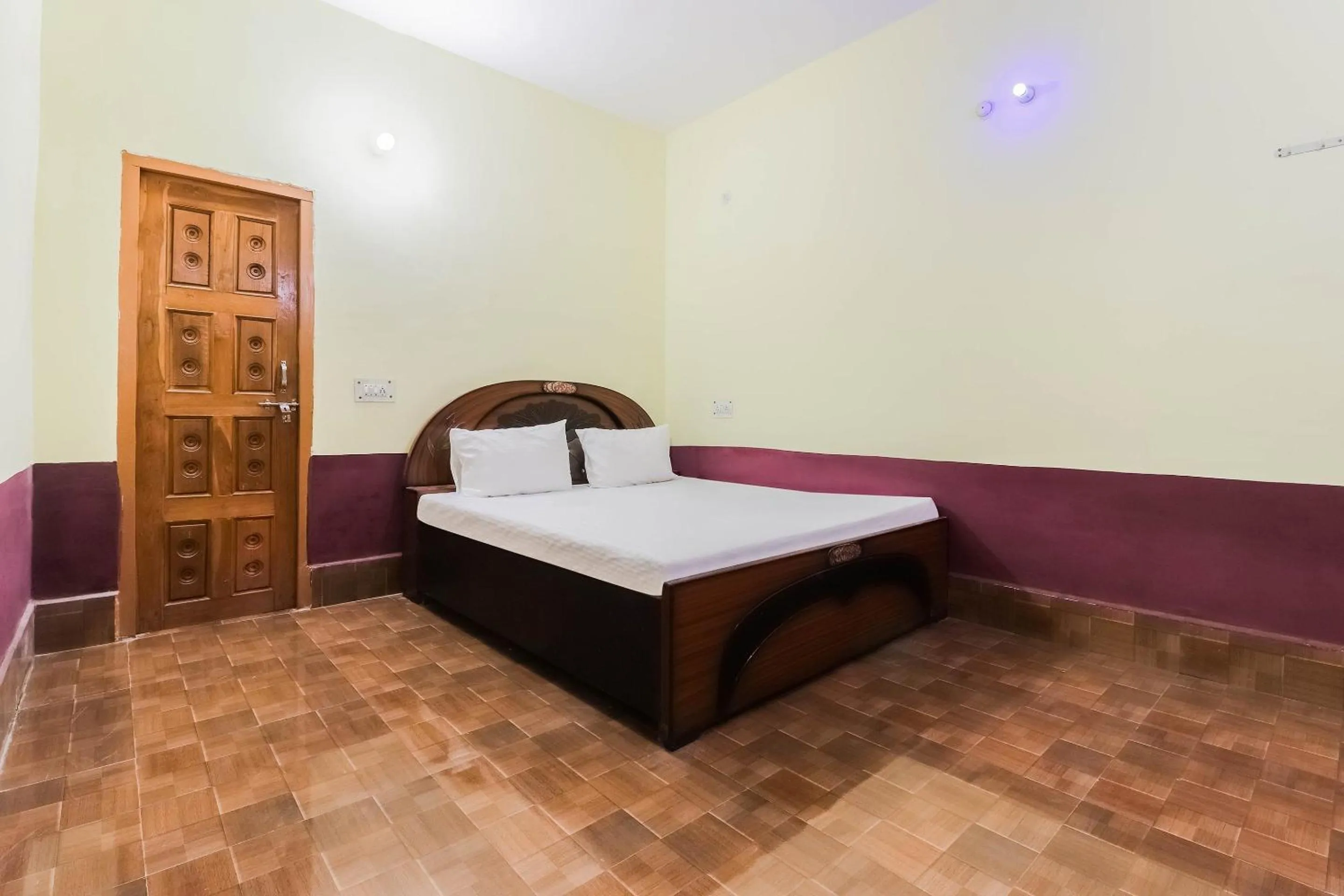 Bathroom, Bed in Hotel O Jyotish House
