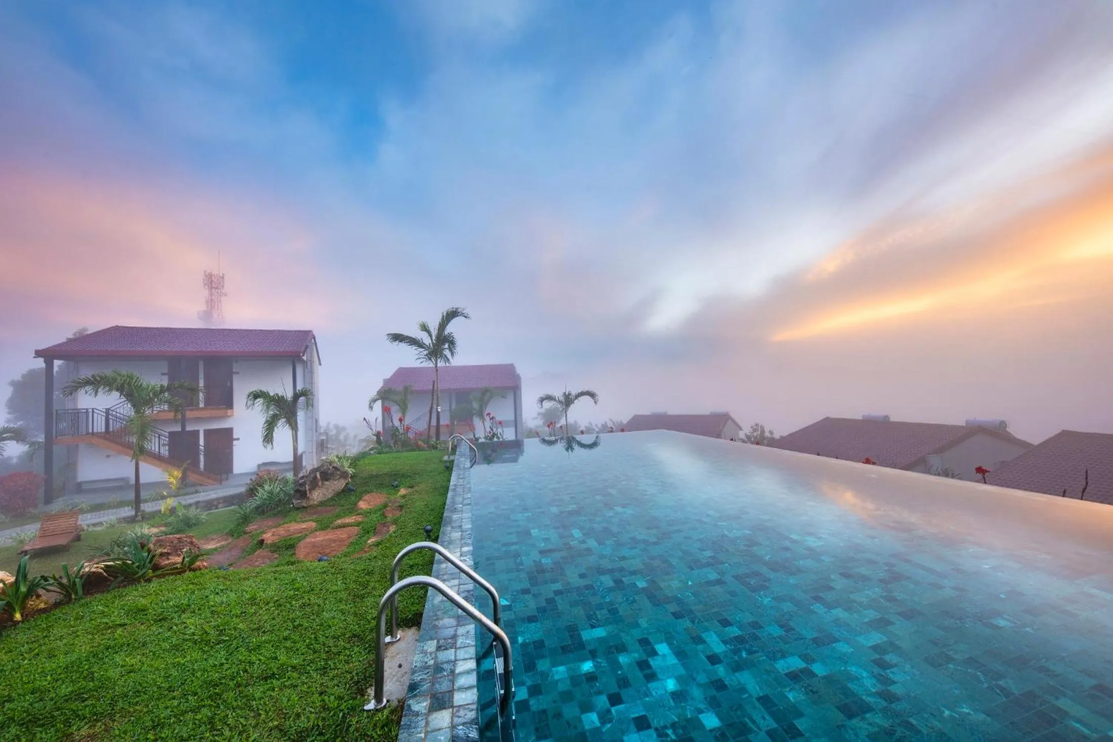 Swimming pool in Fox Kandy by Fox Resorts - Luxury in the Mist