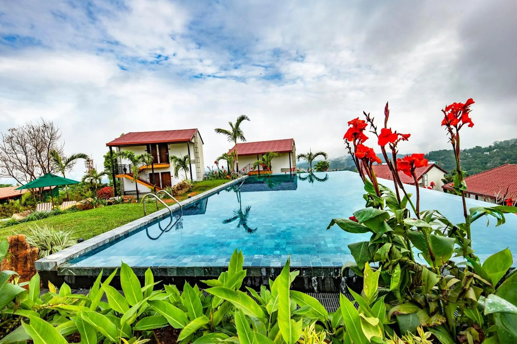 Swimming pool in Fox Kandy by Fox Resorts - Luxury in the Mist