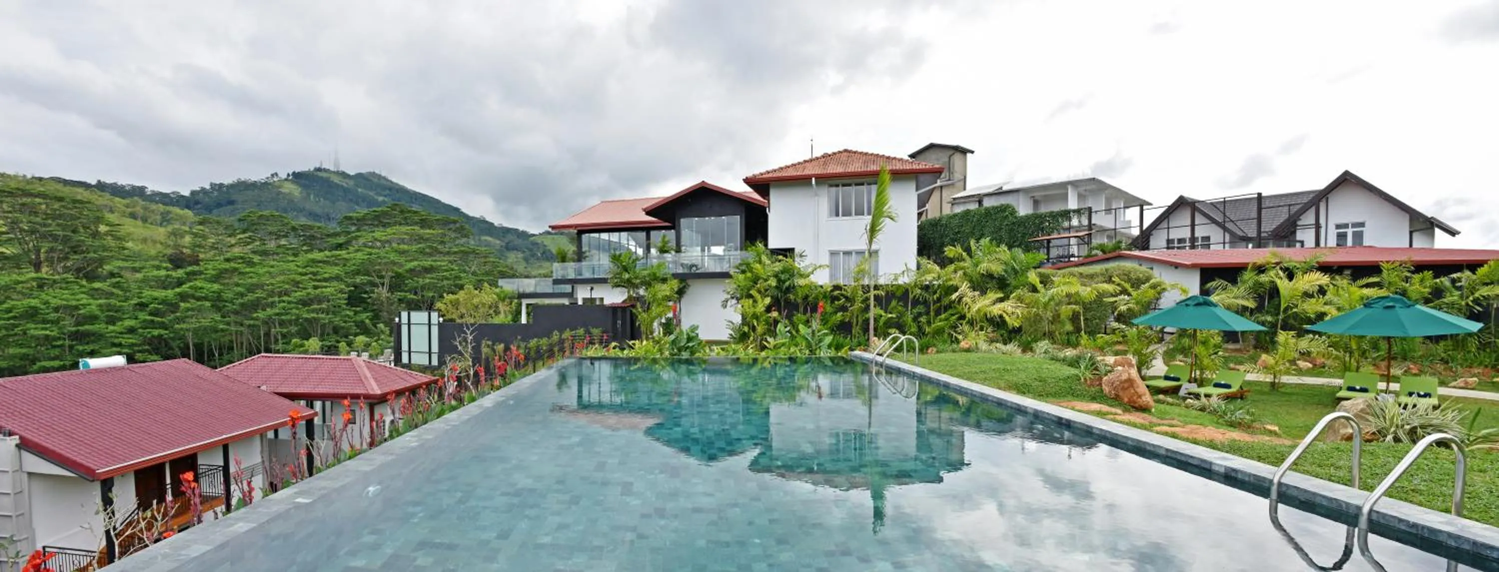 Swimming pool in Fox Kandy by Fox Resorts - Luxury in the Mist