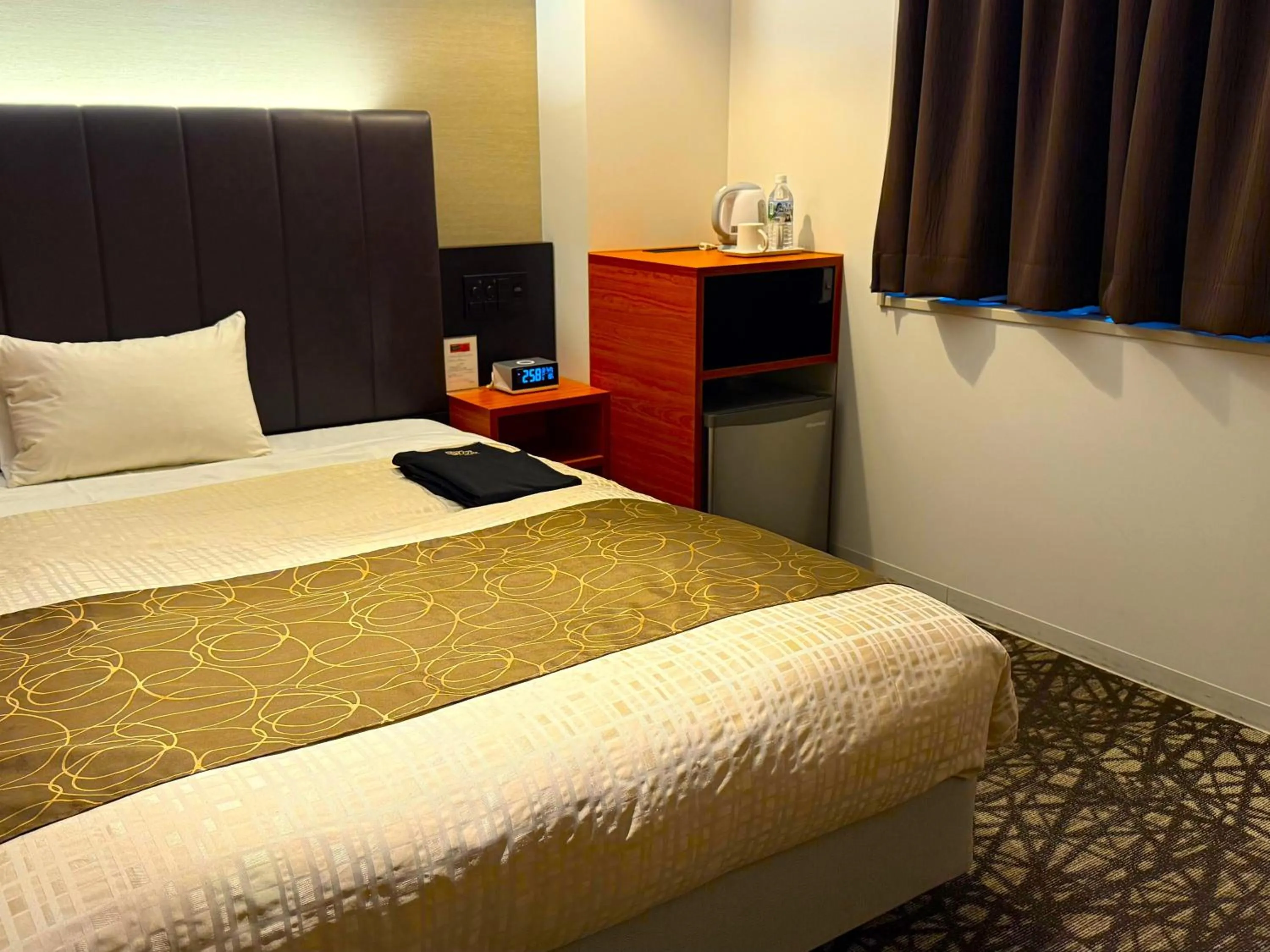 Photo of the whole room, Bed in Place Hotel Ascot