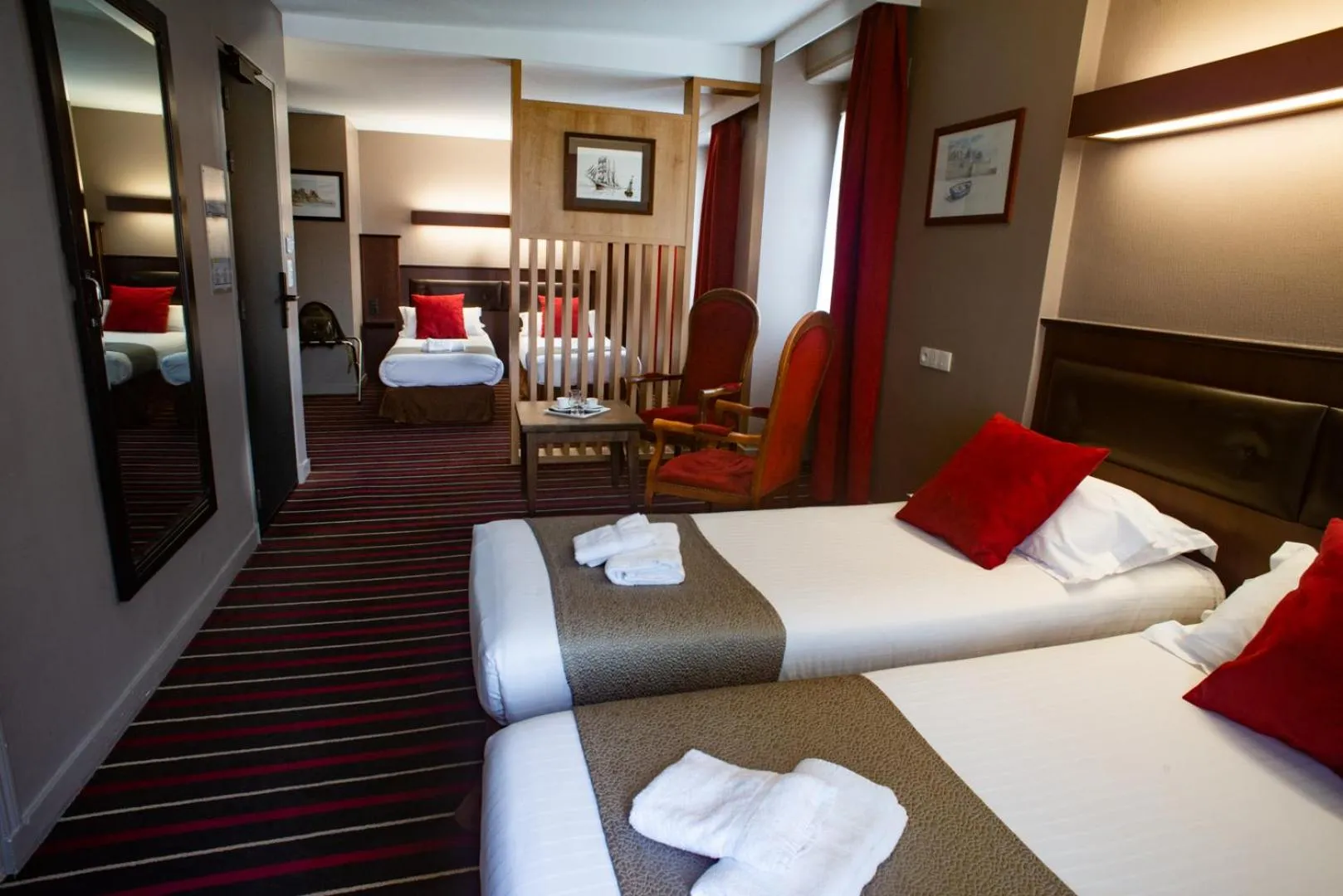 Photo of the whole room, Bed in Hotel De L'univers