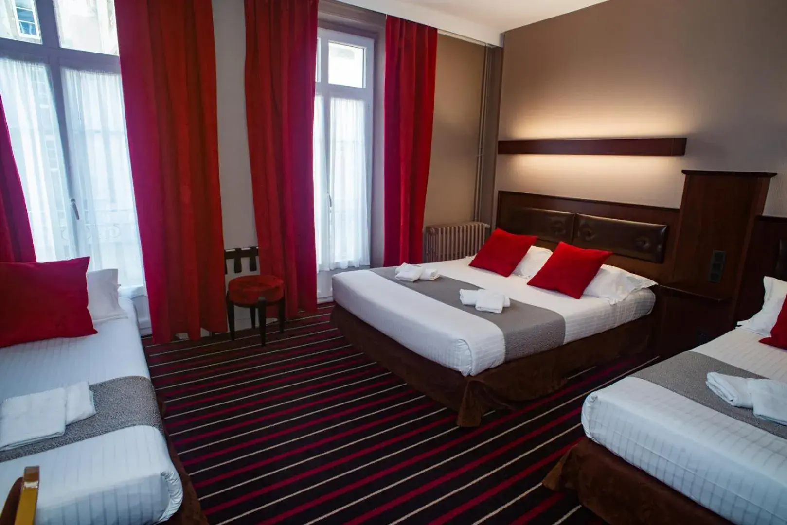 Superior Quadruple Room in Hotel De L'univers Superior Quadruple Room in Hotel De L'univers